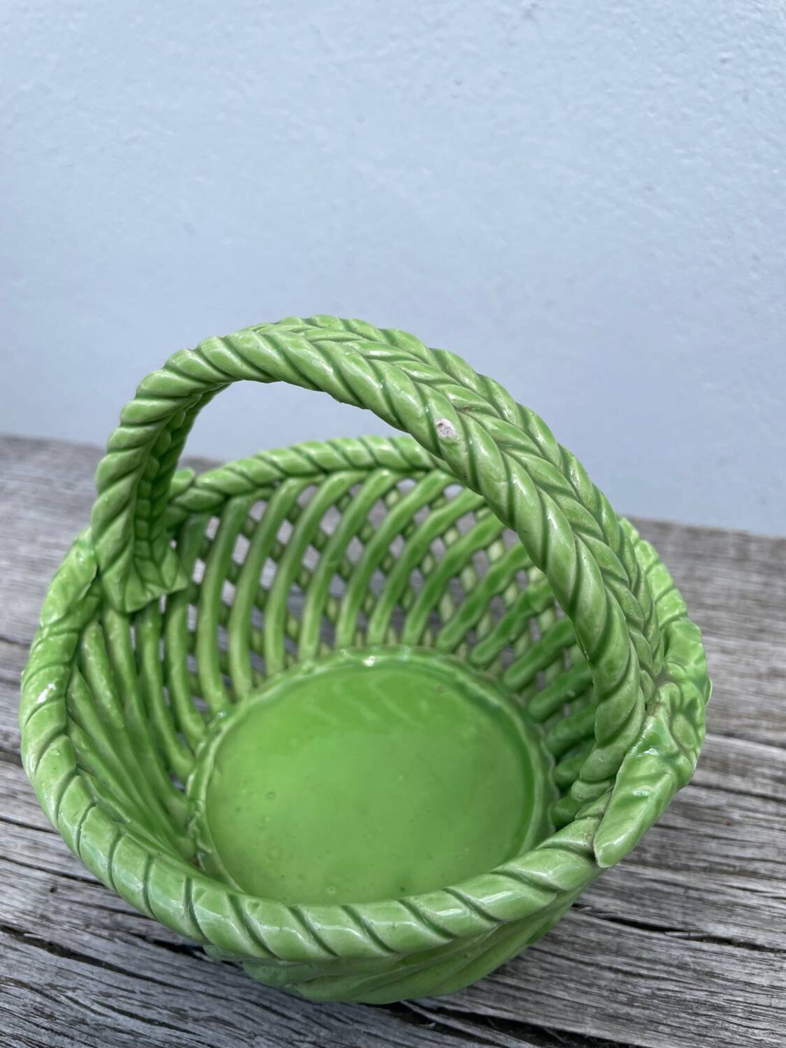 Plat panier en faïence tressée vert / céramique ancienne