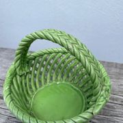 Plat panier en faïence tressée vert / céramique ancienne