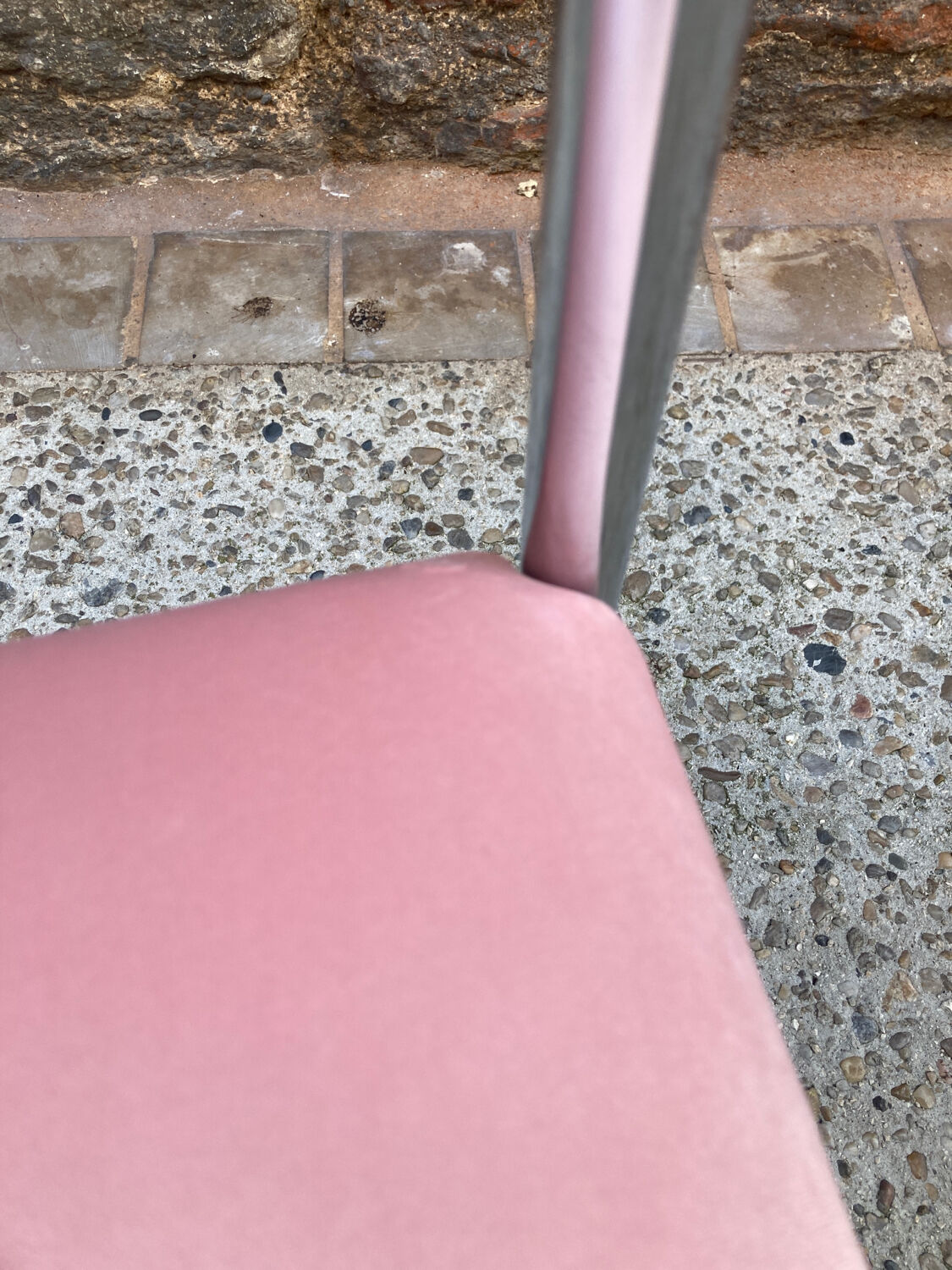 Chaise chrome et velours rose