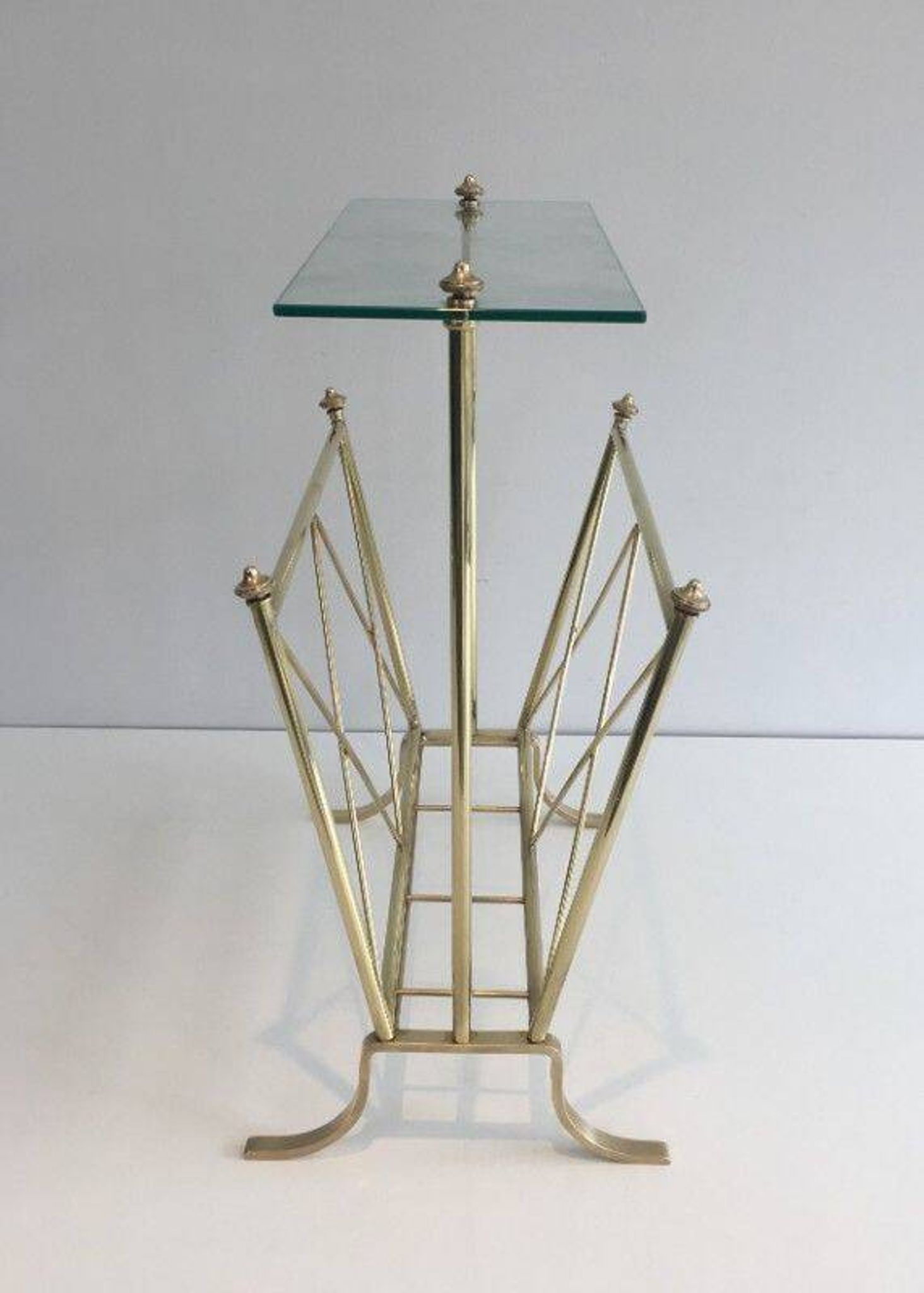 Porte-revues de style néoclassique en laiton et tablette en verre de la Maison Jansen