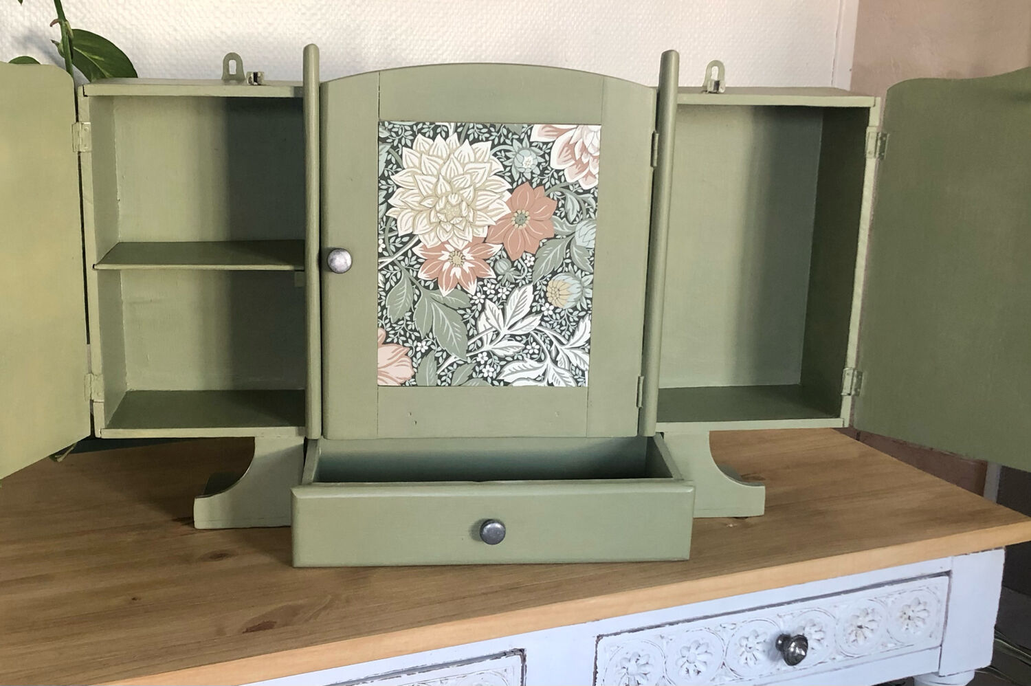 Medicine cabinet / jewelry box