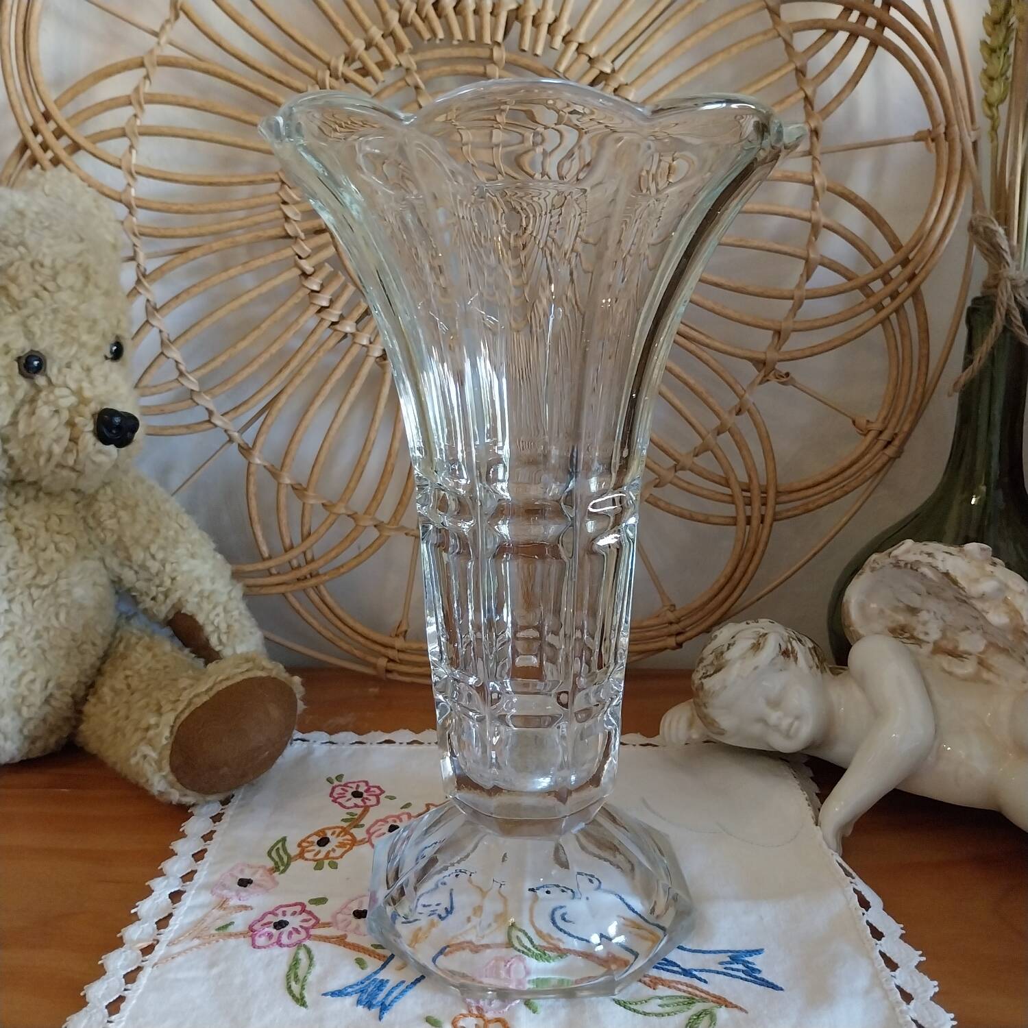 Vase tulipier vintage en verre moulé pressé