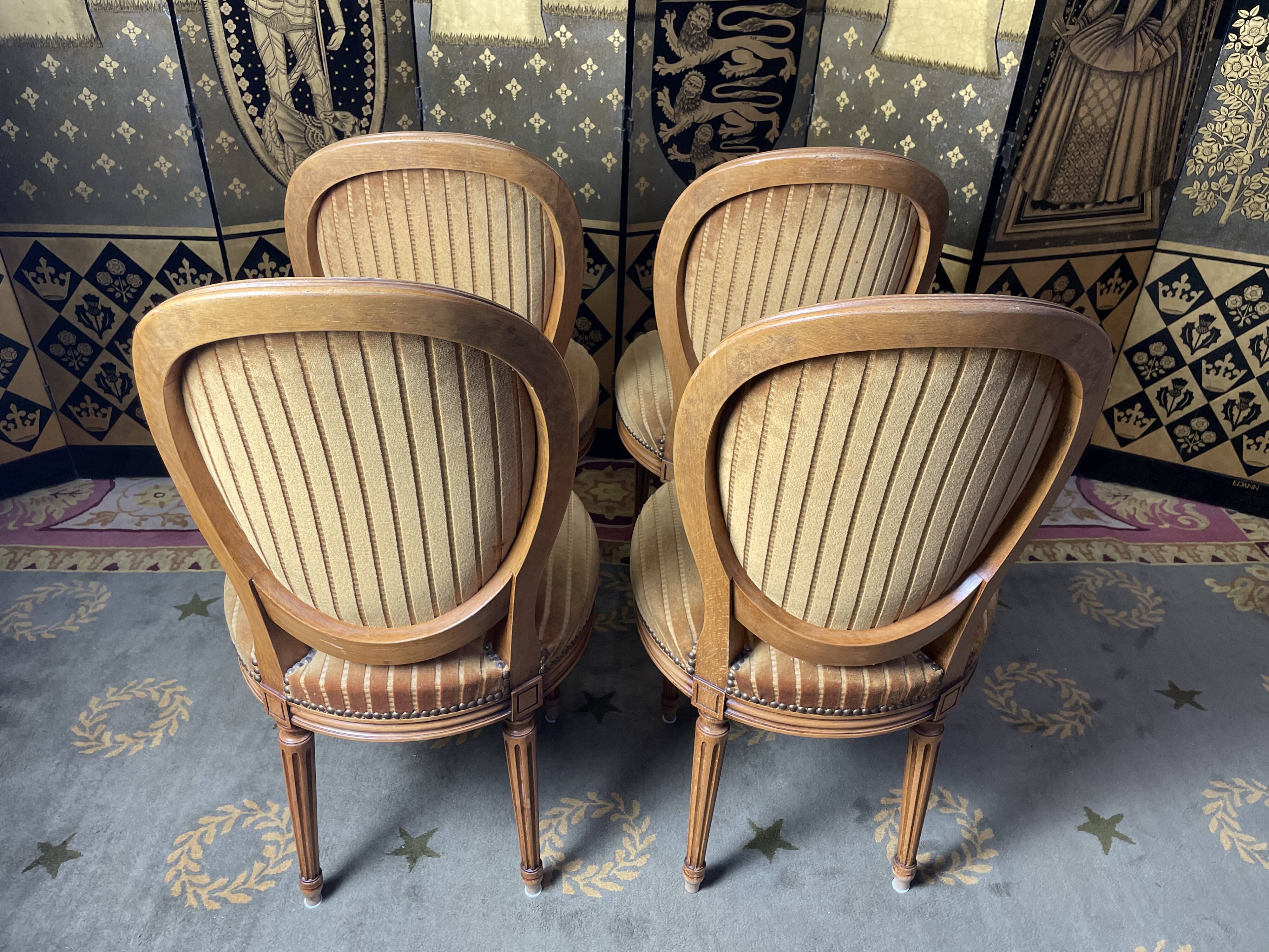 Suite de 4 chaises style Louis XVI médaillon