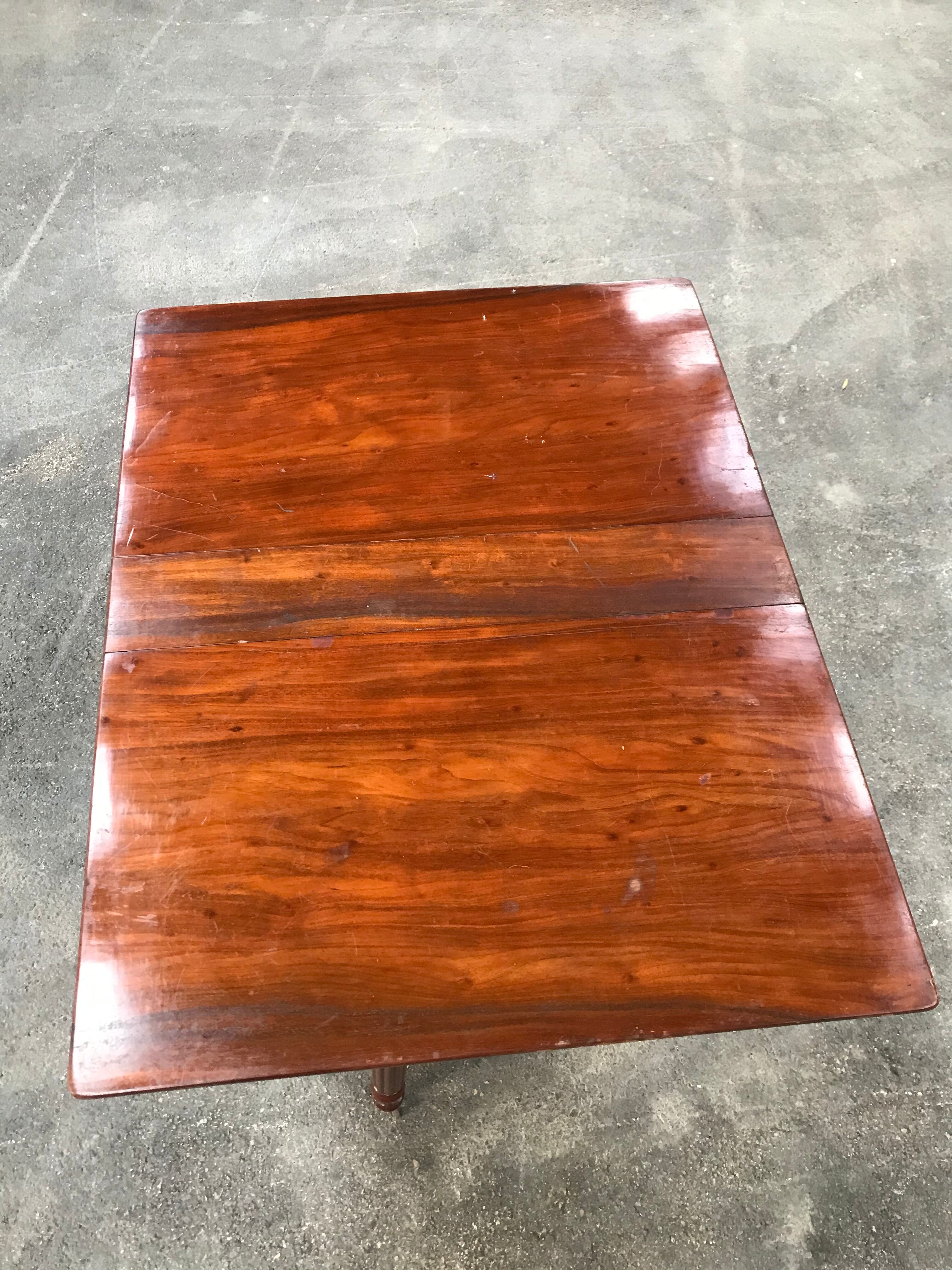 Gateleg table in solid mahogany