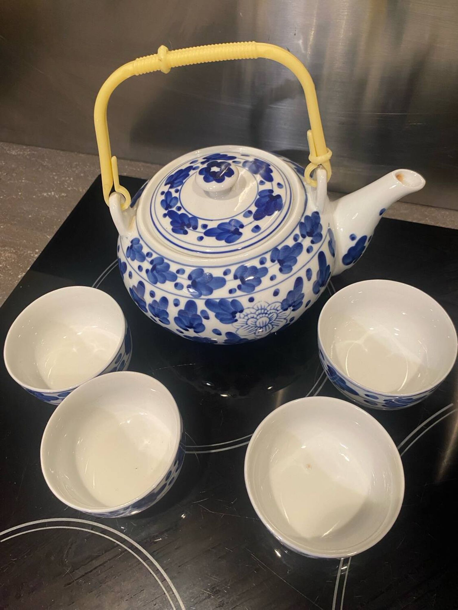 Service à thé en céramique bleue et blanche