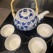 Service à thé en céramique bleue et blanche