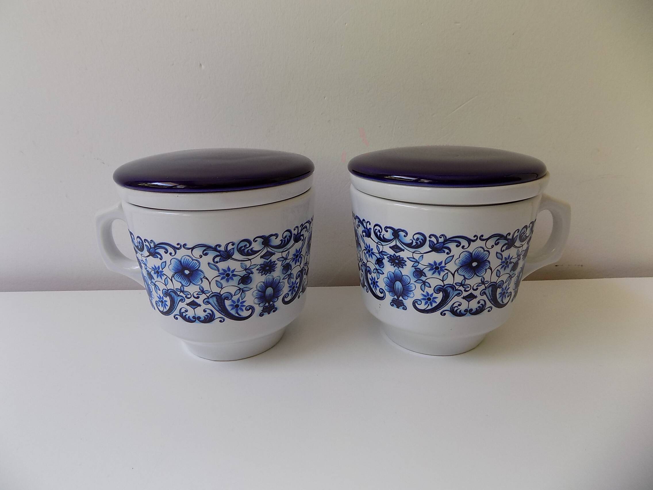 2 tasses à thé avec infuseur (tisanière)