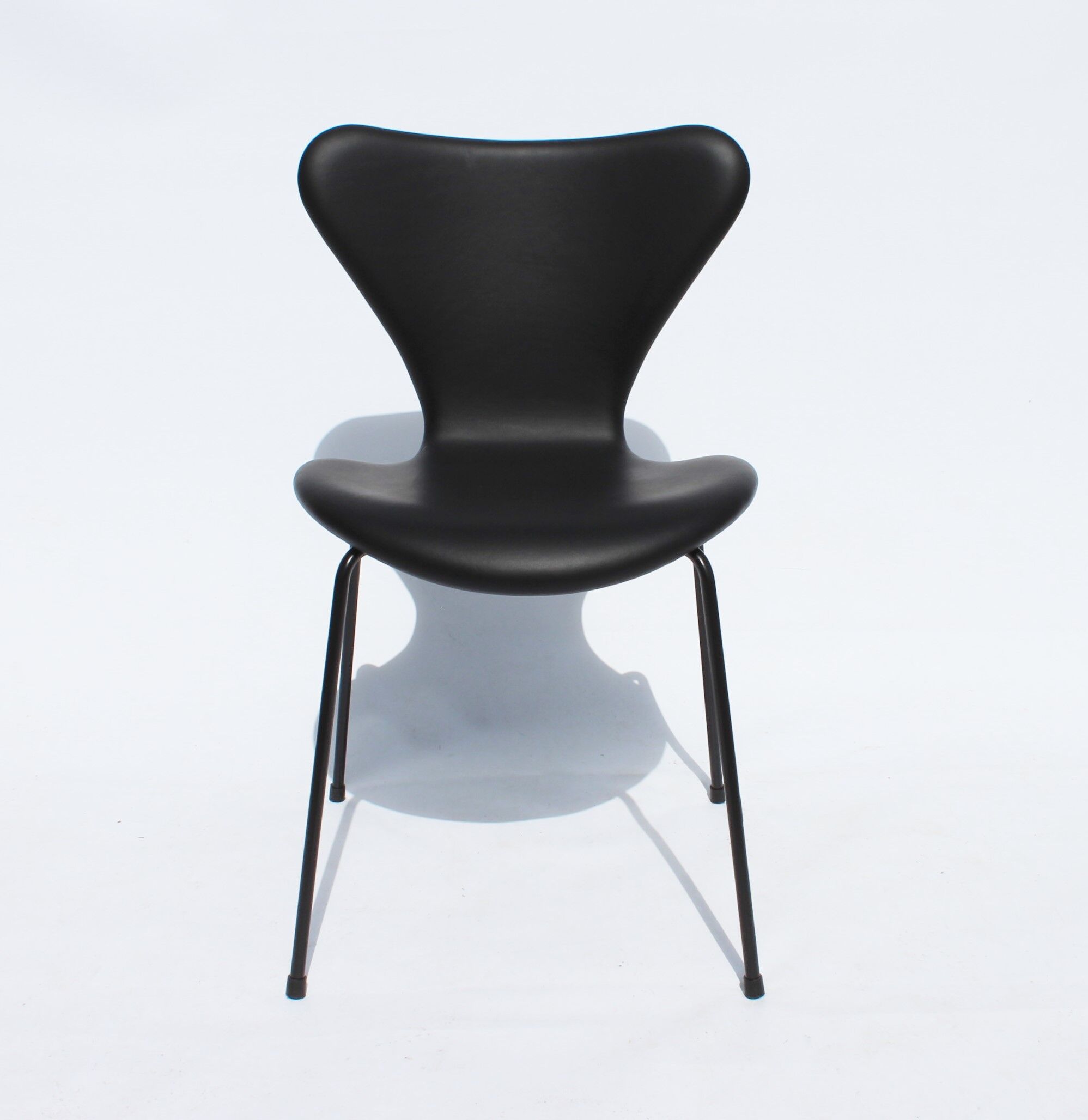 Ensemble de trois chaises séries Sept, modèle 3107, conçu par Arne Jacobsen