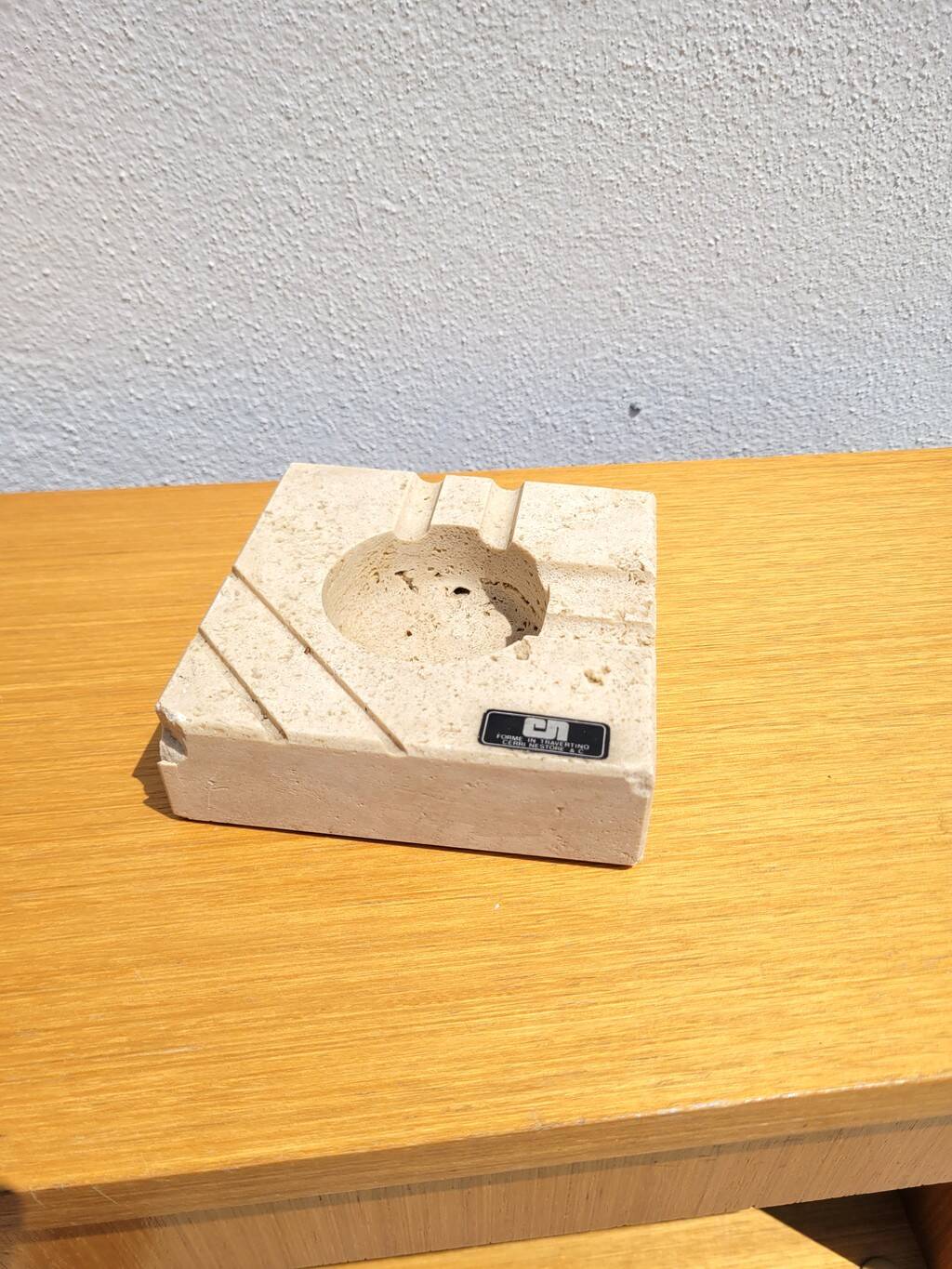 Cendrier en travertin par Cerri Nestore