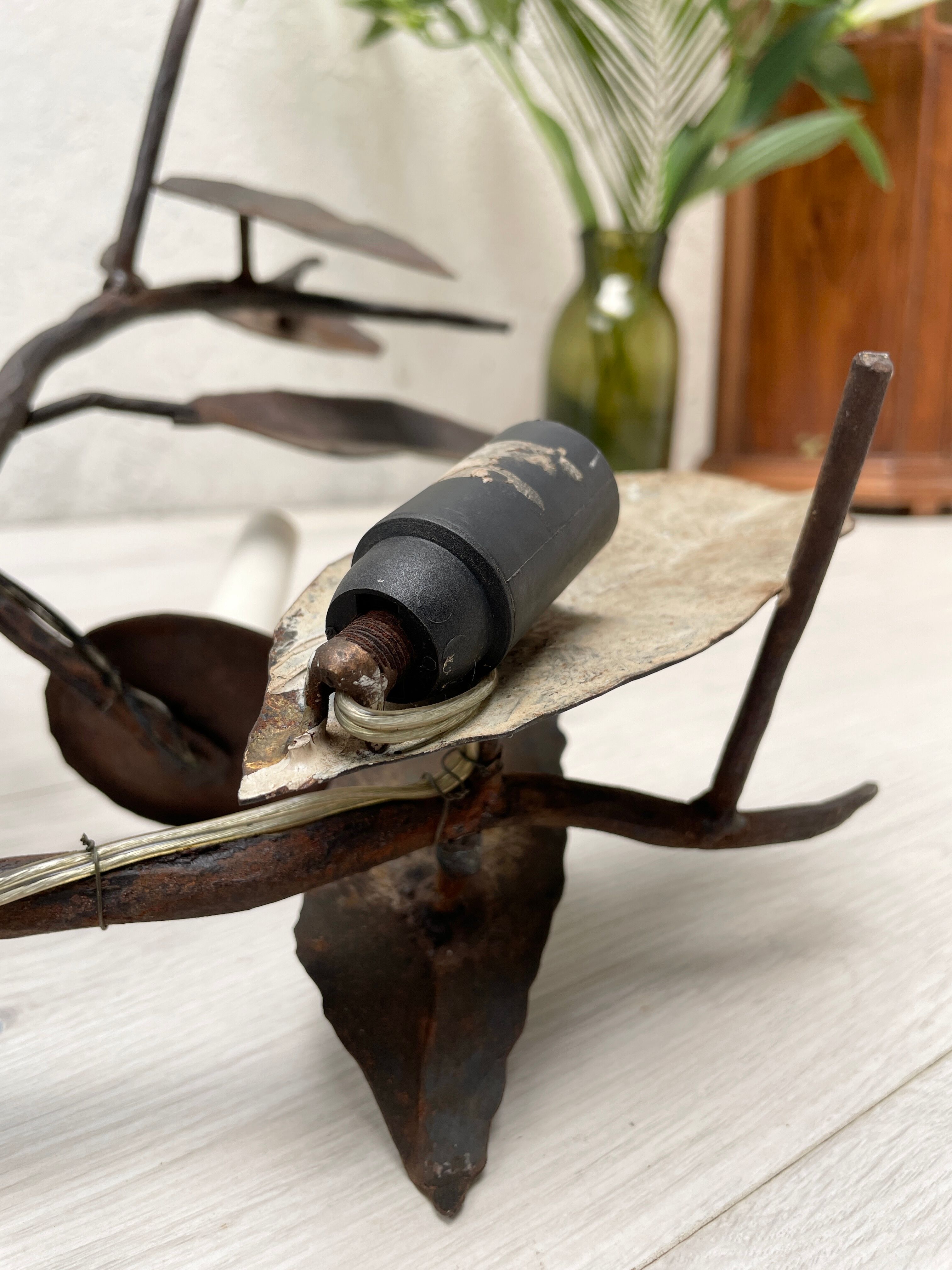 Wall lamp in wrought iron.