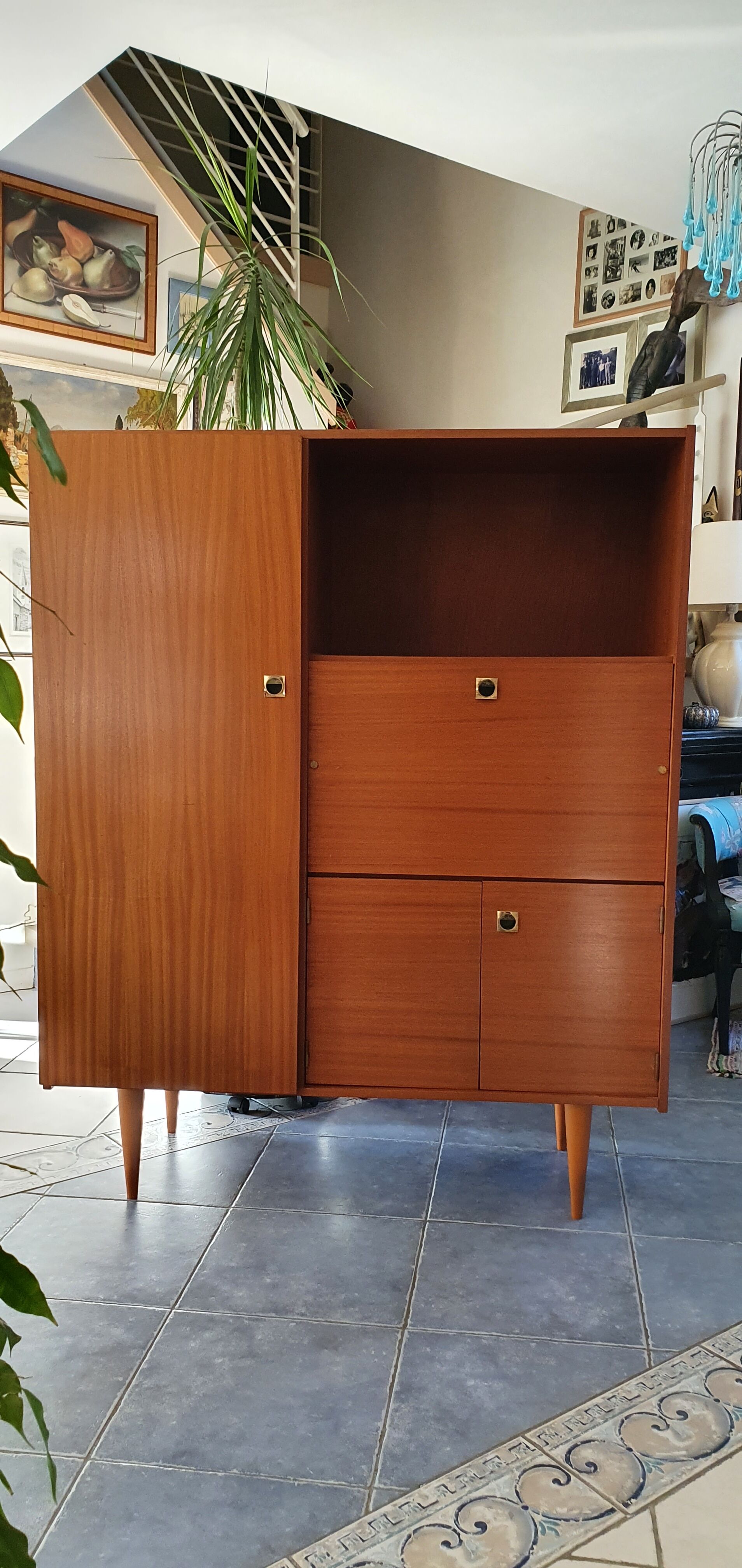 Combined wardrobe secretary