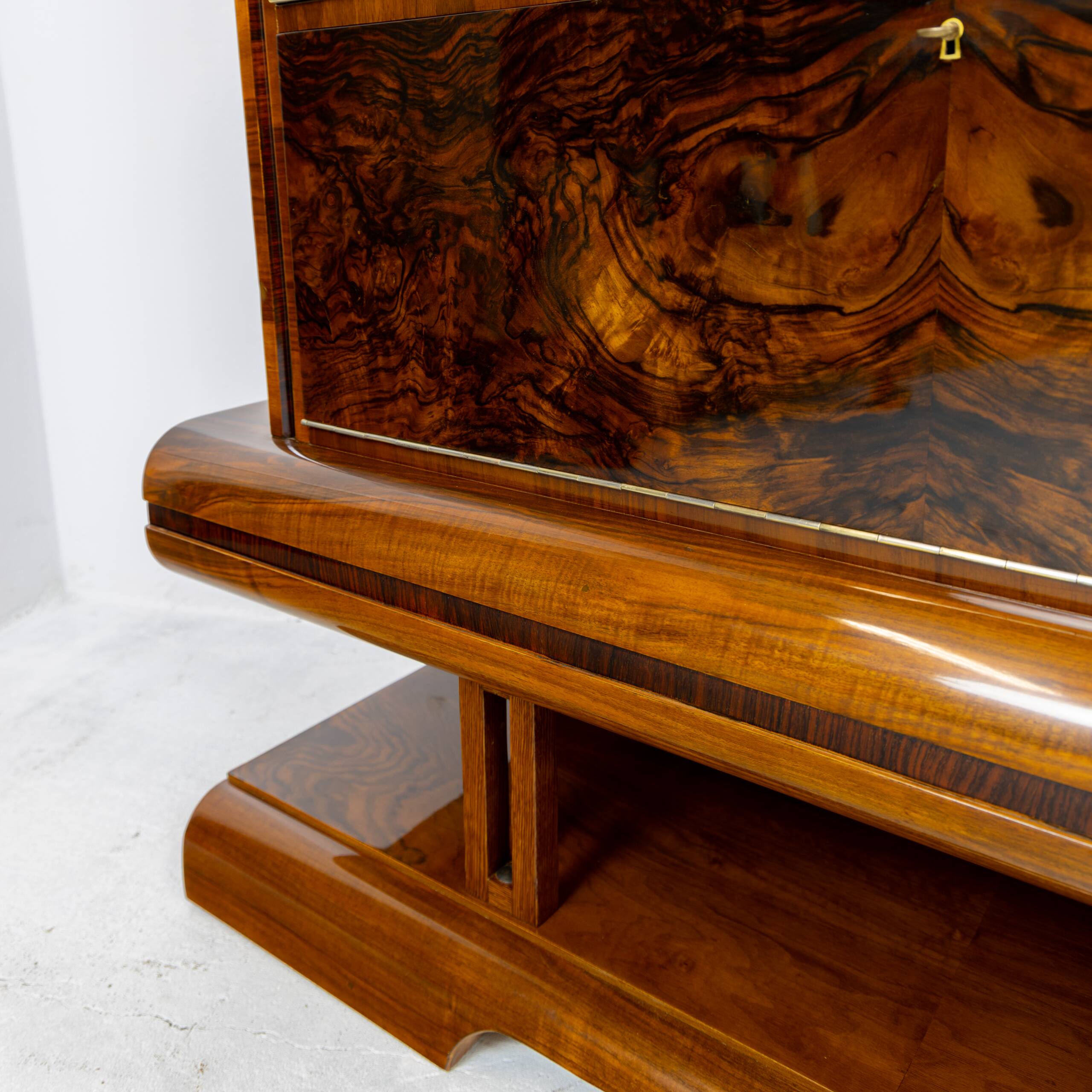 Art Deco bar cabinet in walnut, Wilhelm Mosurski - 1930s