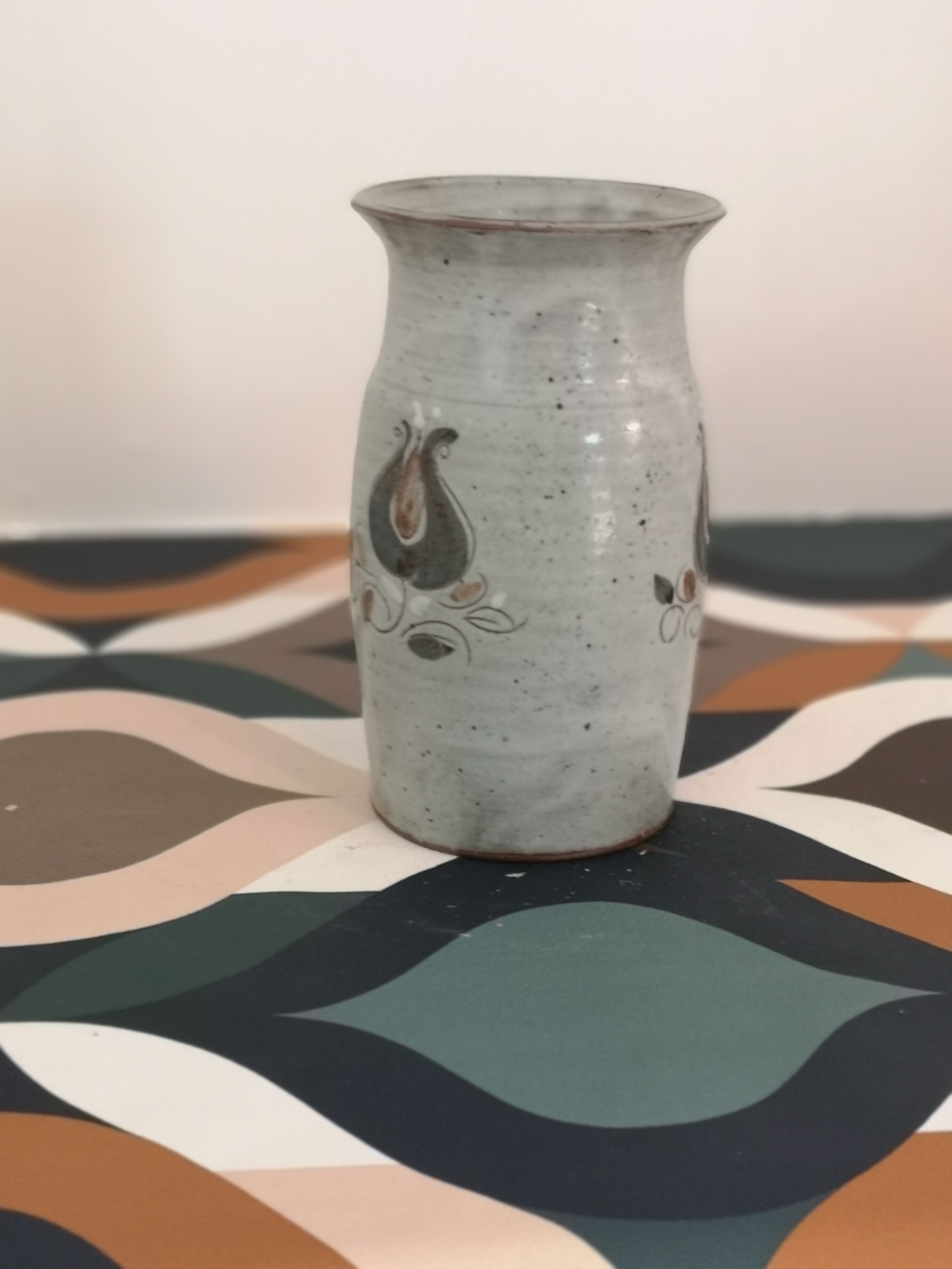 Vase en grés signé AH