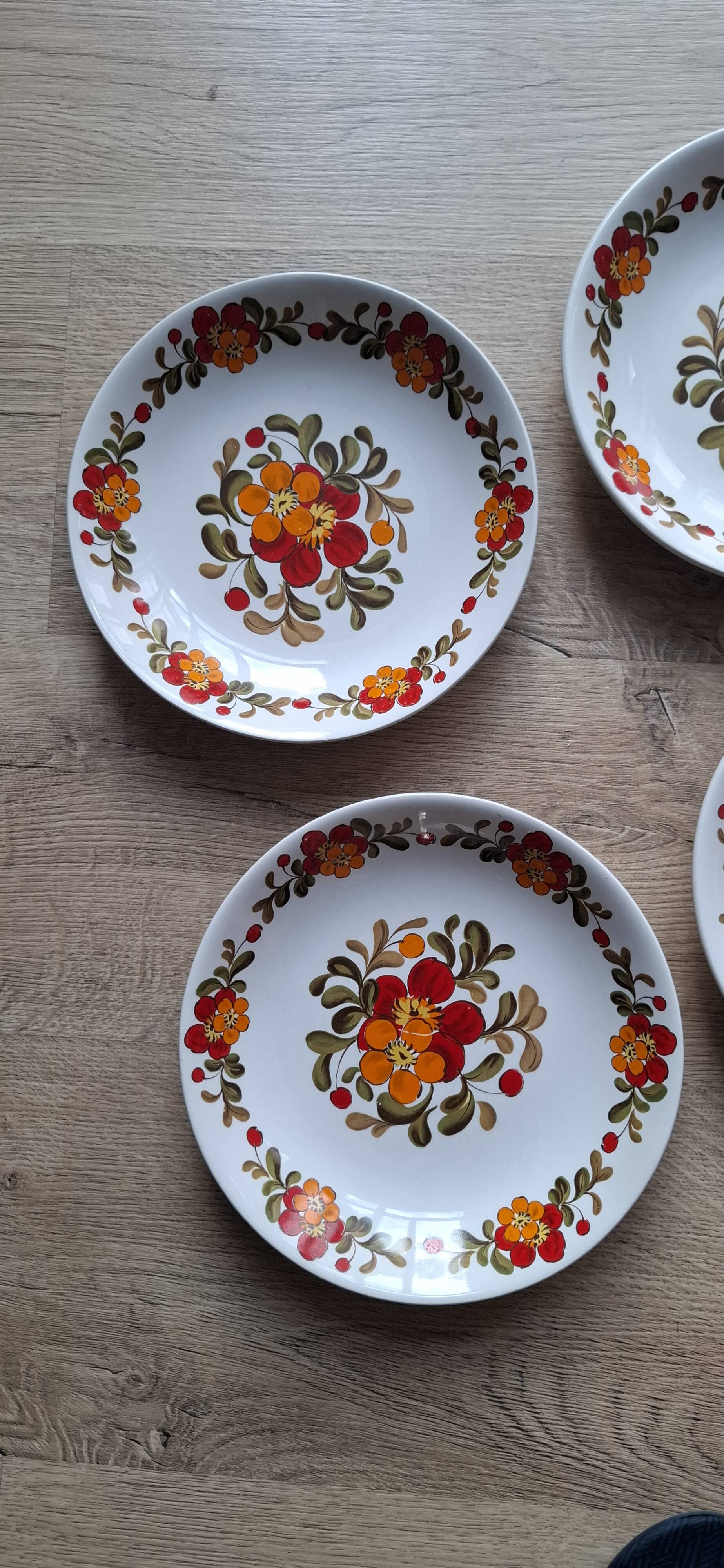 Set of 6 Moulin des Loups plates with red flowers
