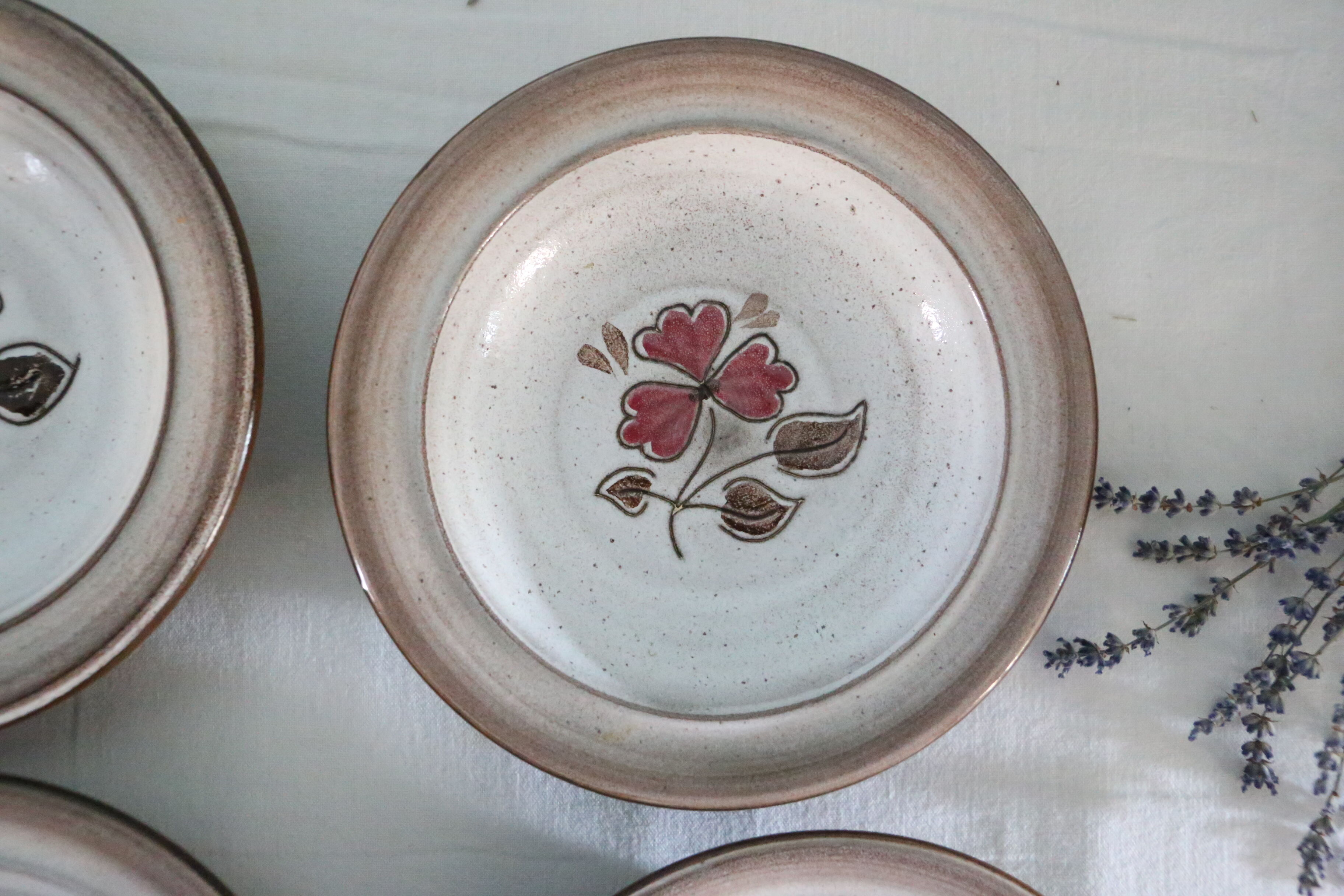 Set of 5 Niderviller hollow plates, made of sandstone