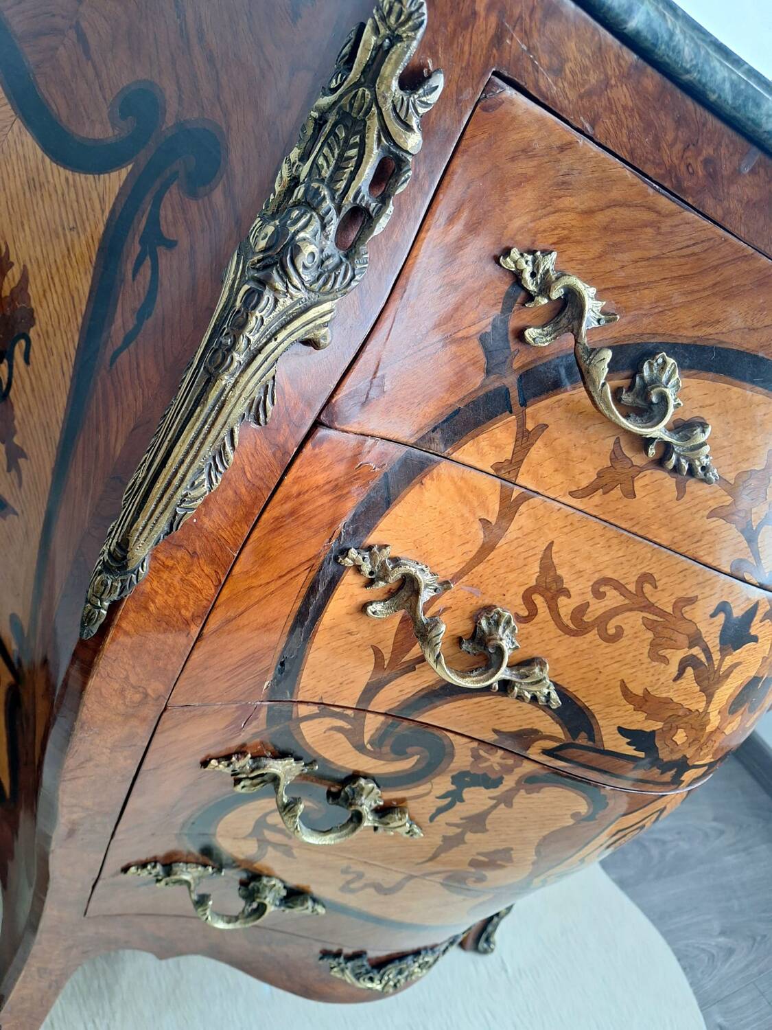 Commode de style Louis XV bombée avec marqueteries, meuble ancien plat