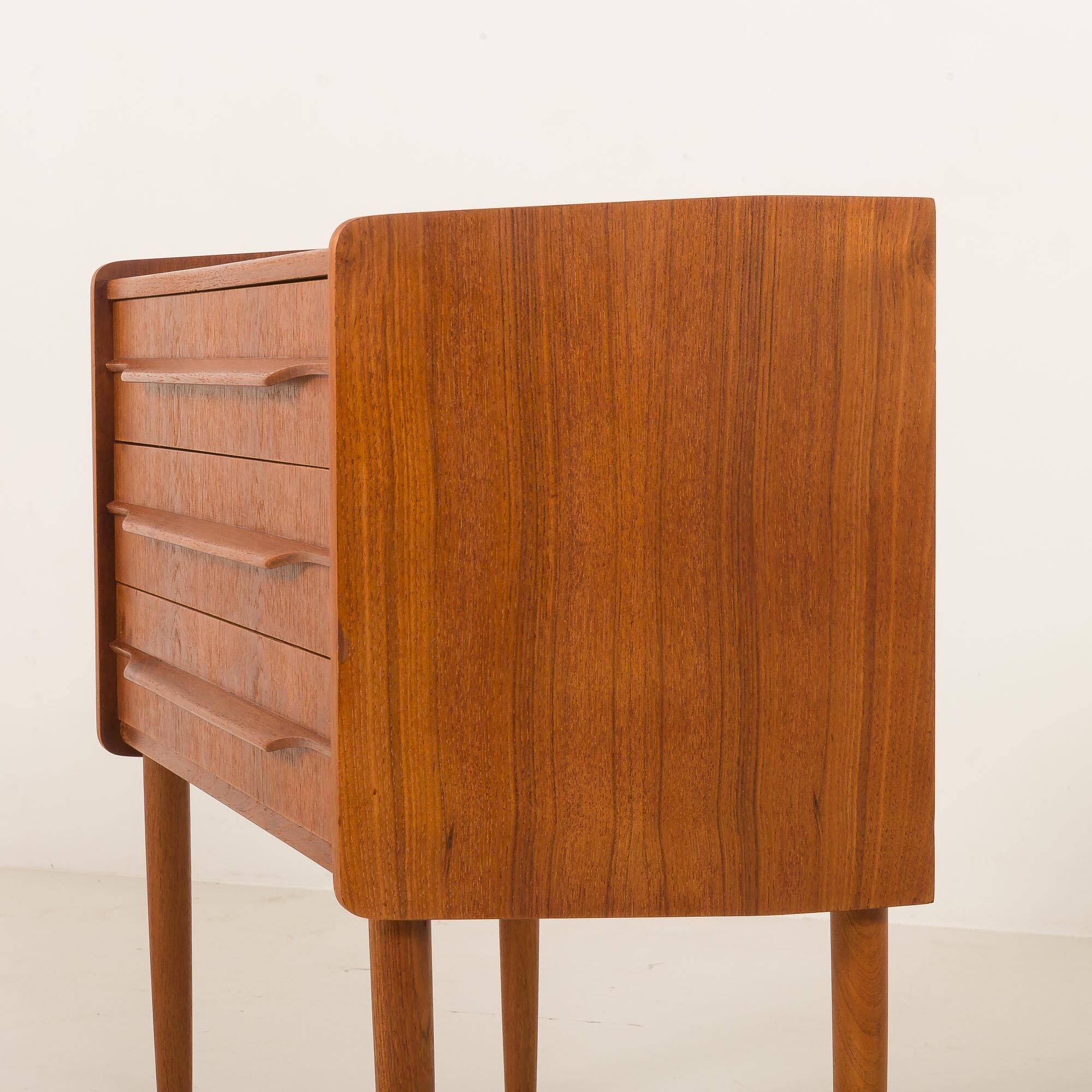 Commode, table de chevet danoise en teck, années 1960