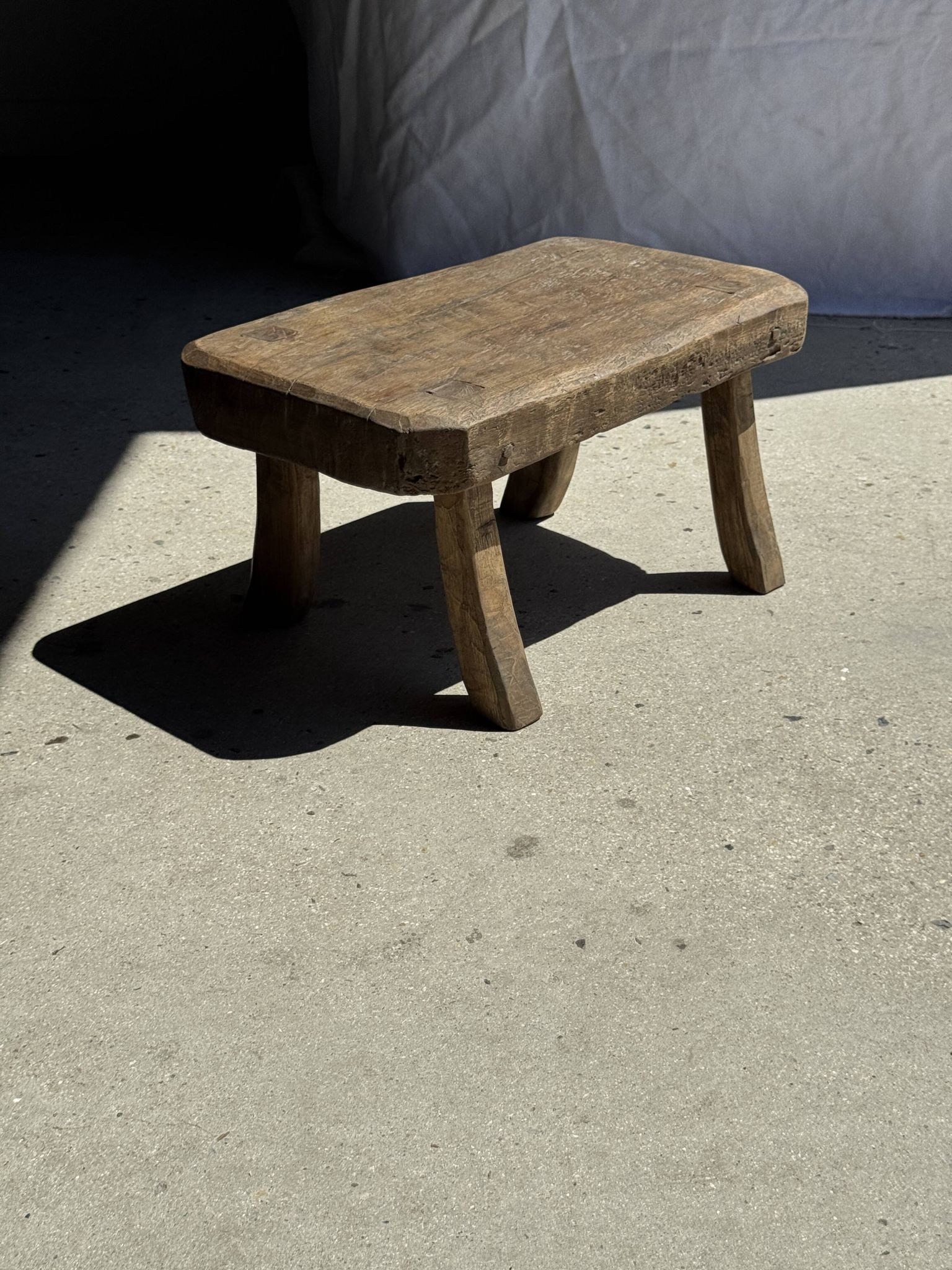 Petit stool, tabouret d'appoint en teck massif rectangulaire arrondie