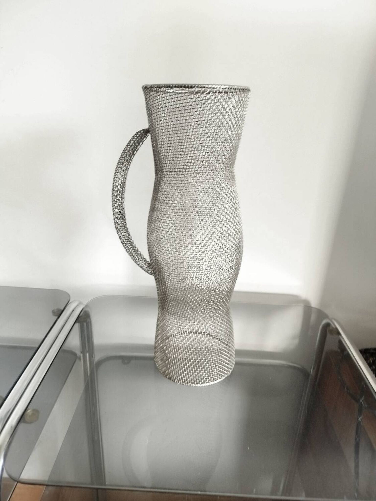 Pichet décoratif en maille métallique vintage