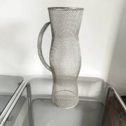 Pichet décoratif en maille métallique vintage