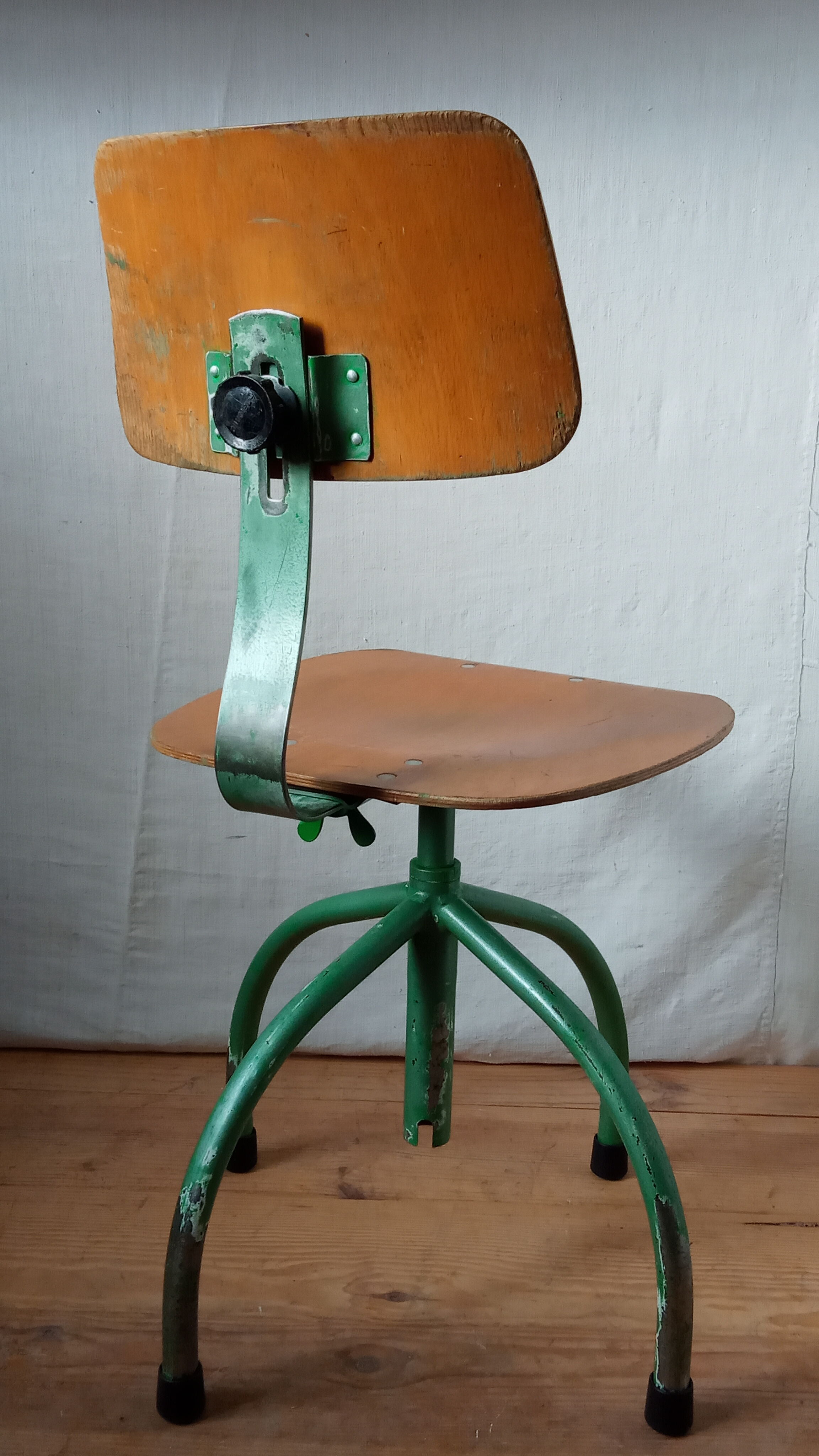 Swivel and telescopic workshop chair
