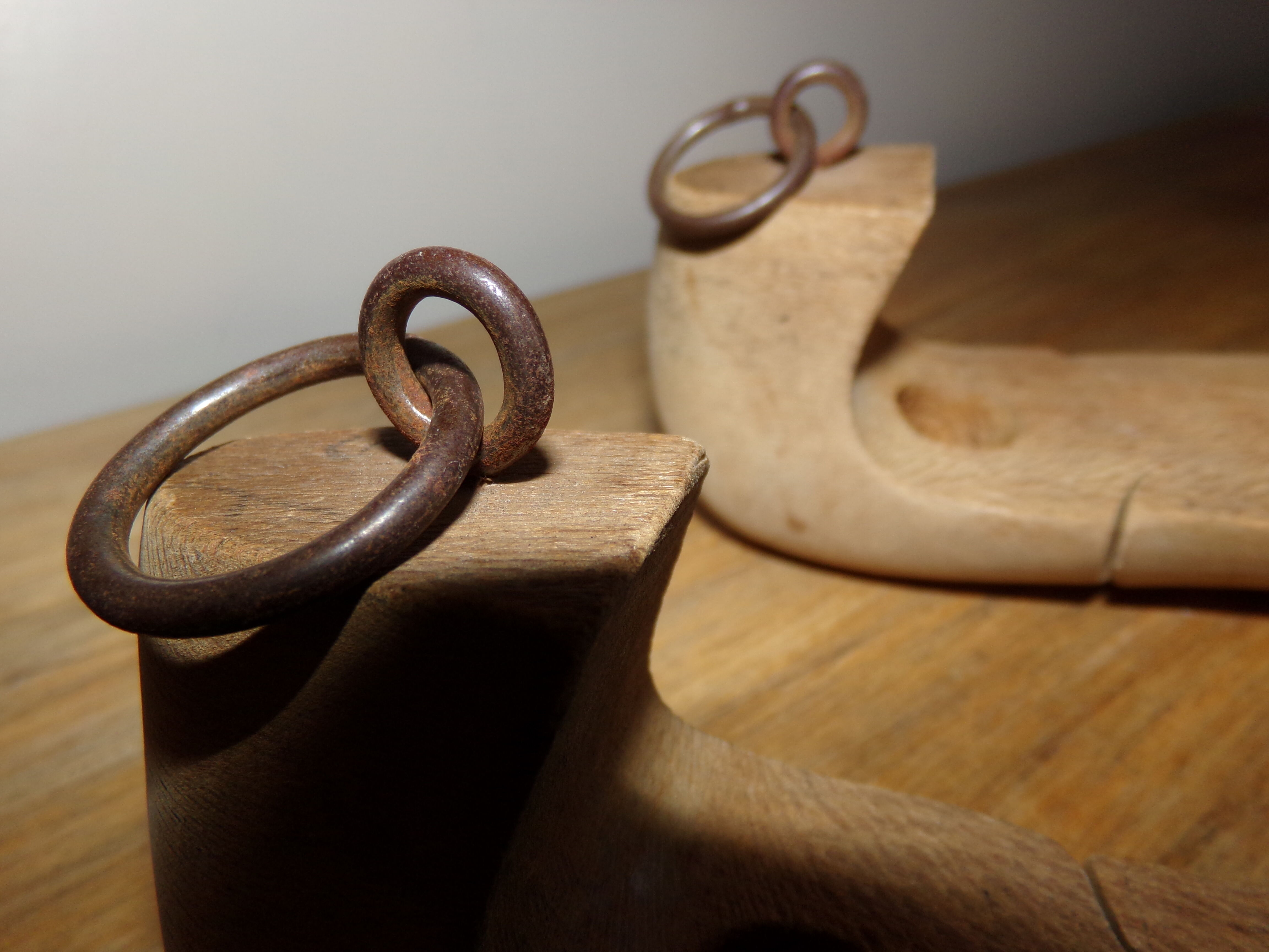 Paire d'embauchoirs en bois brut