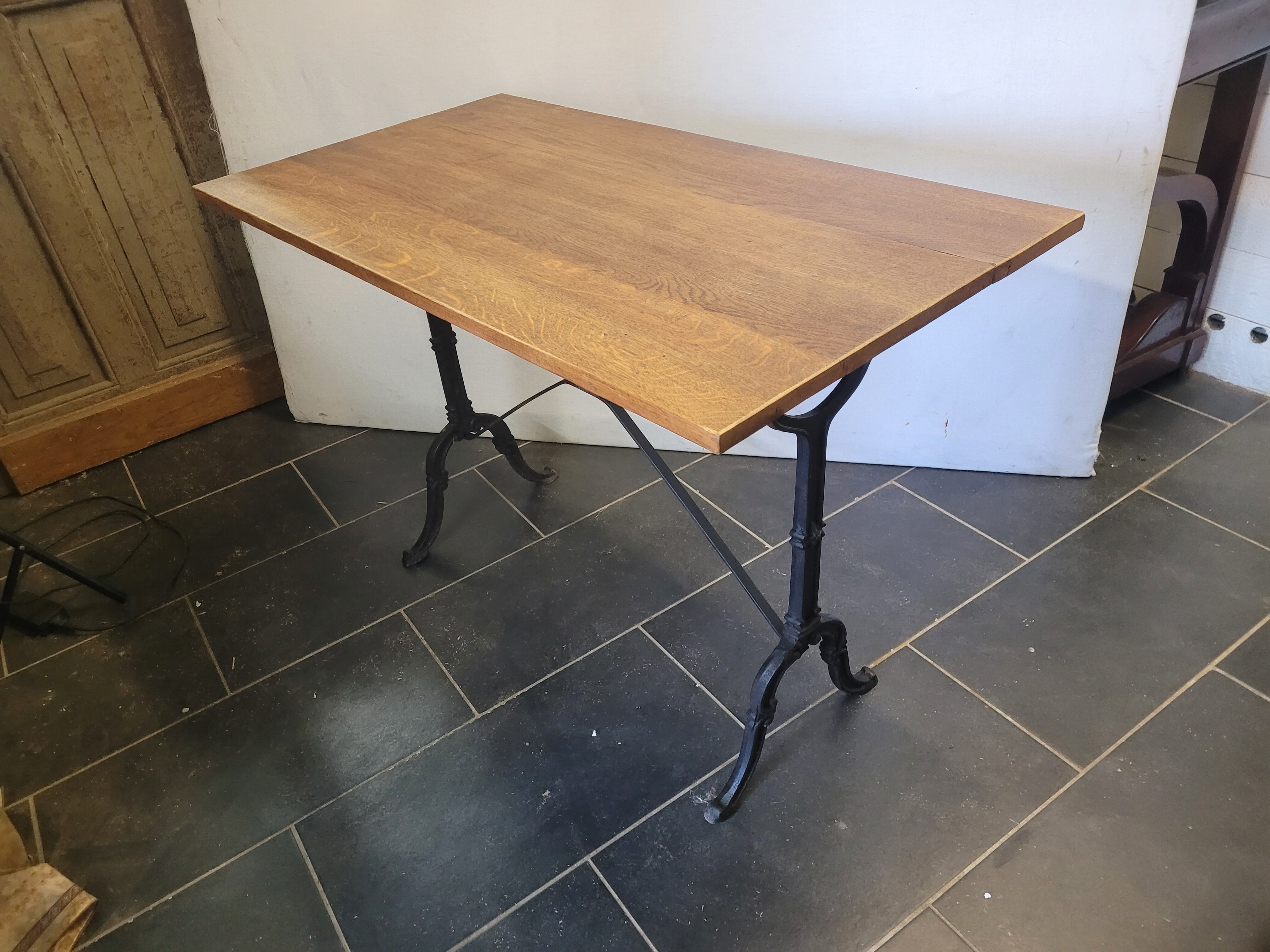 Table bistrot piètement fonte dessus en chêne