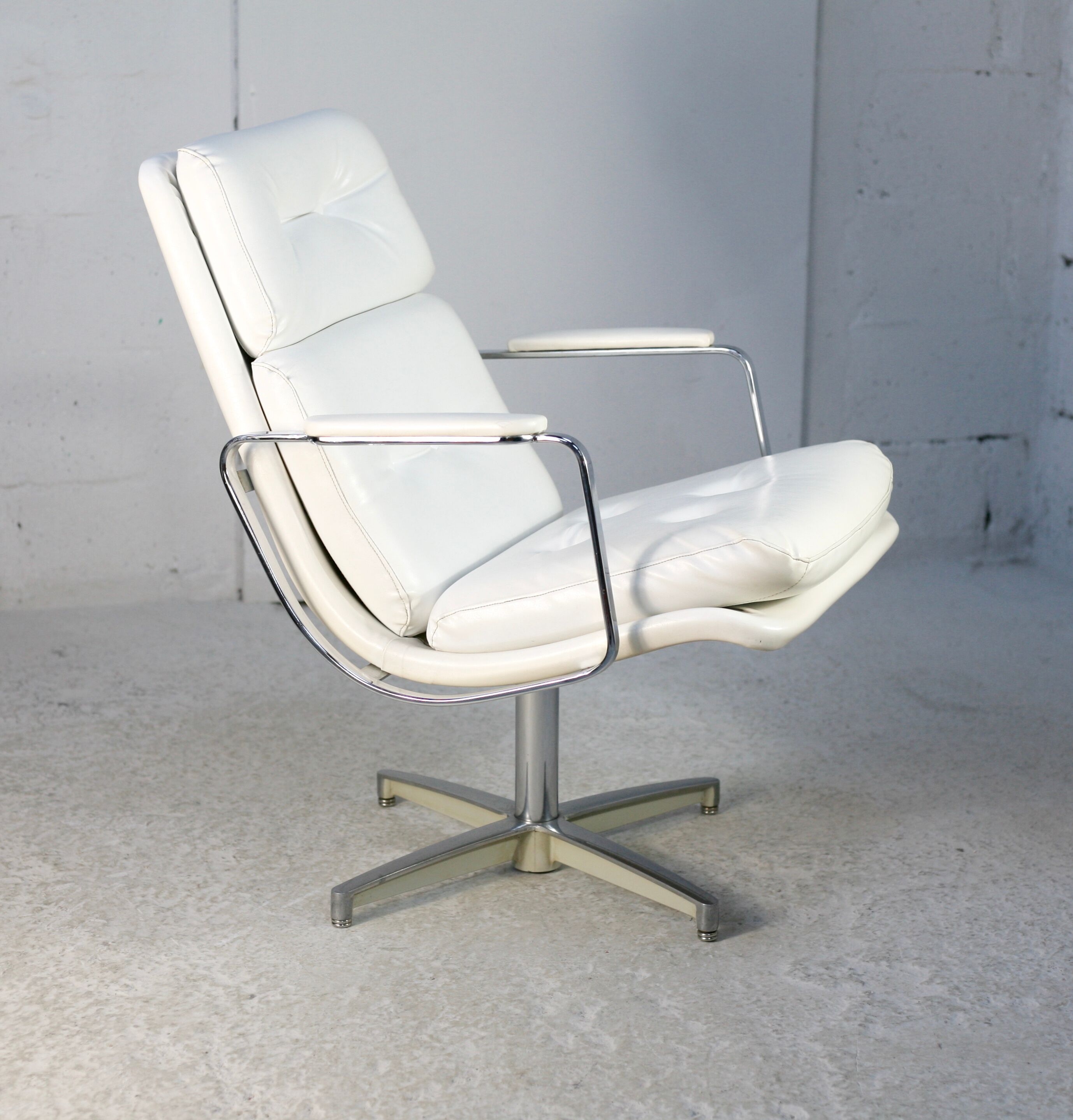 Armchair "Space Age"". Steel and imitation leather. Swivel. France, 70s