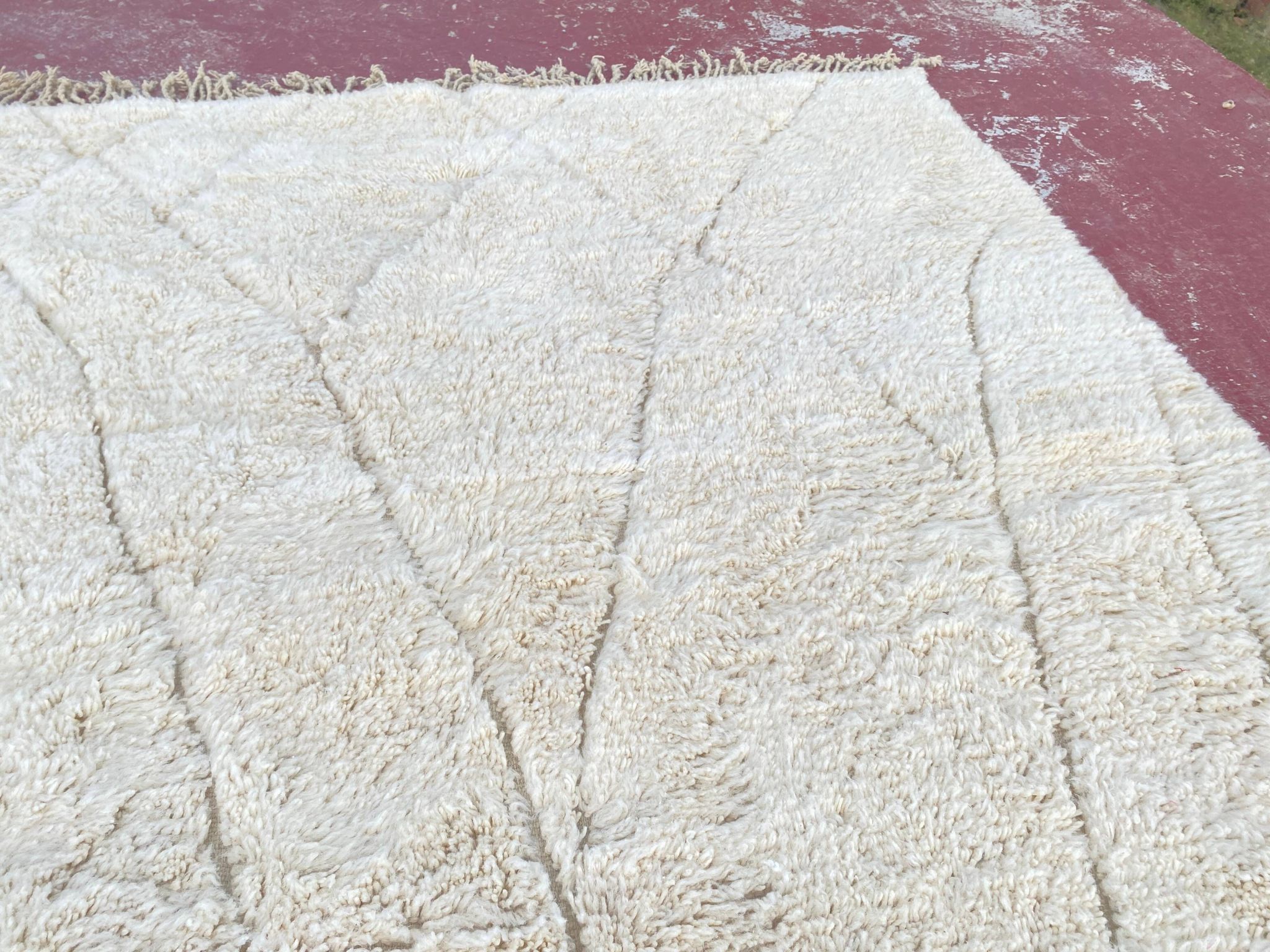 Large cream Beni Ouarain rug with tone-on-tone diamond pattern – 300 x 200 cm