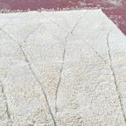 Large cream Beni Ouarain rug with tone-on-tone diamond pattern – 300 x 200 cm