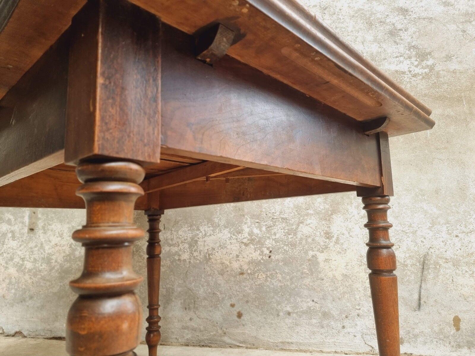 Extendable dining table elm wood