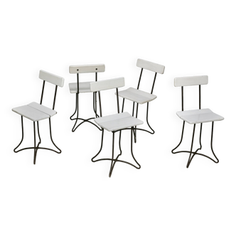 5 chaises modernistes. Bois et acier. Circa 1950