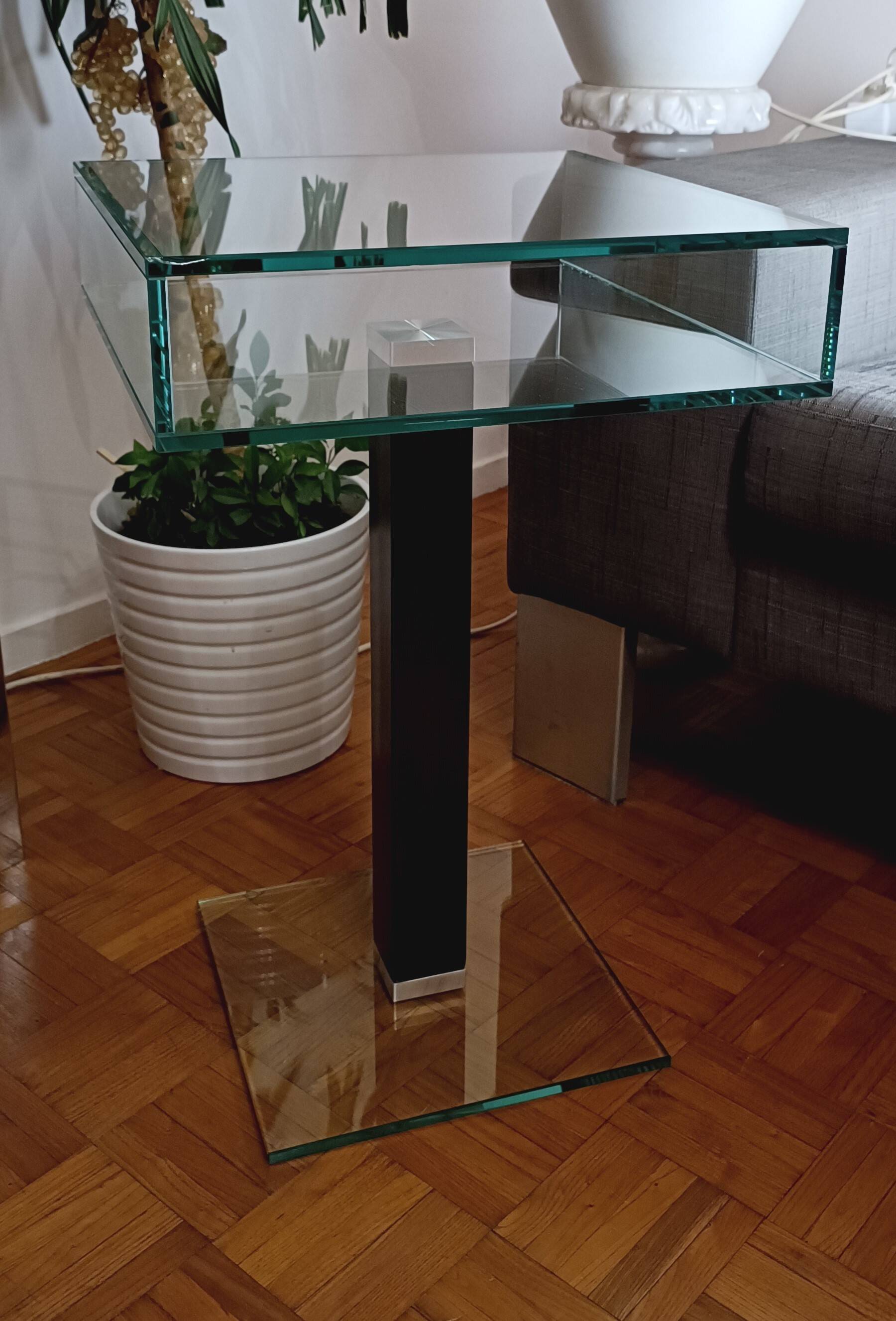 Very beautiful Marais International design pedestal table in 10mm clear glass