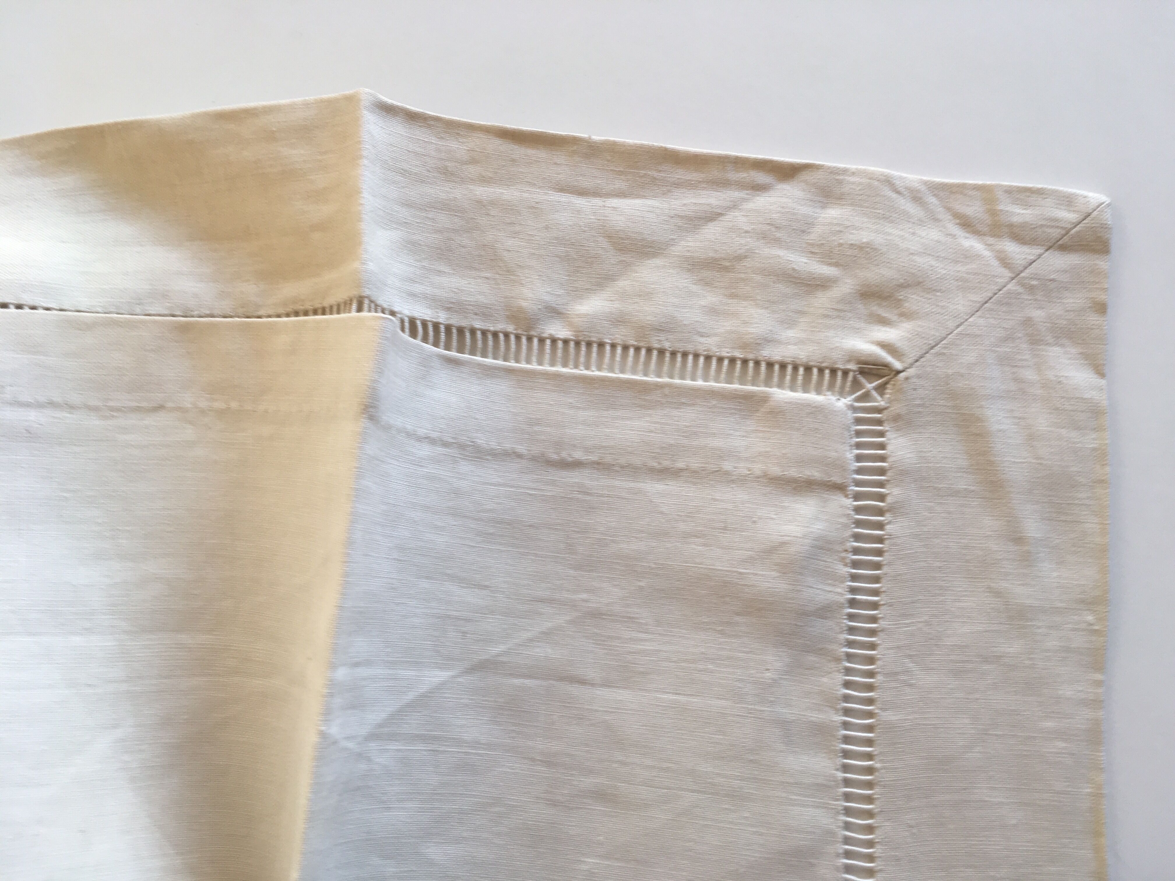 Drap et taies trousseau de réserve en fil de lin brodé de perles