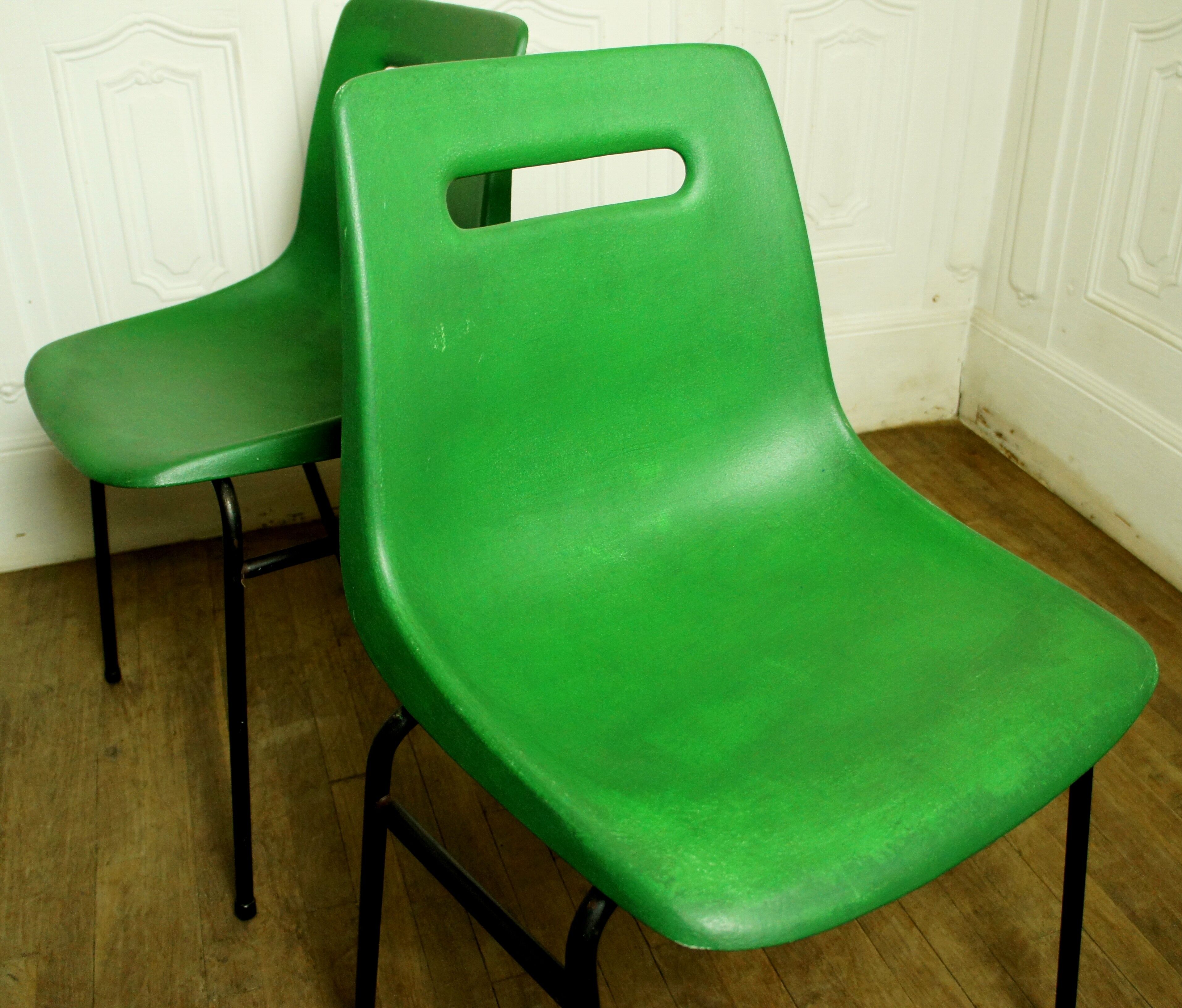 Pair of stackable Grosfillex M4 hull chairs