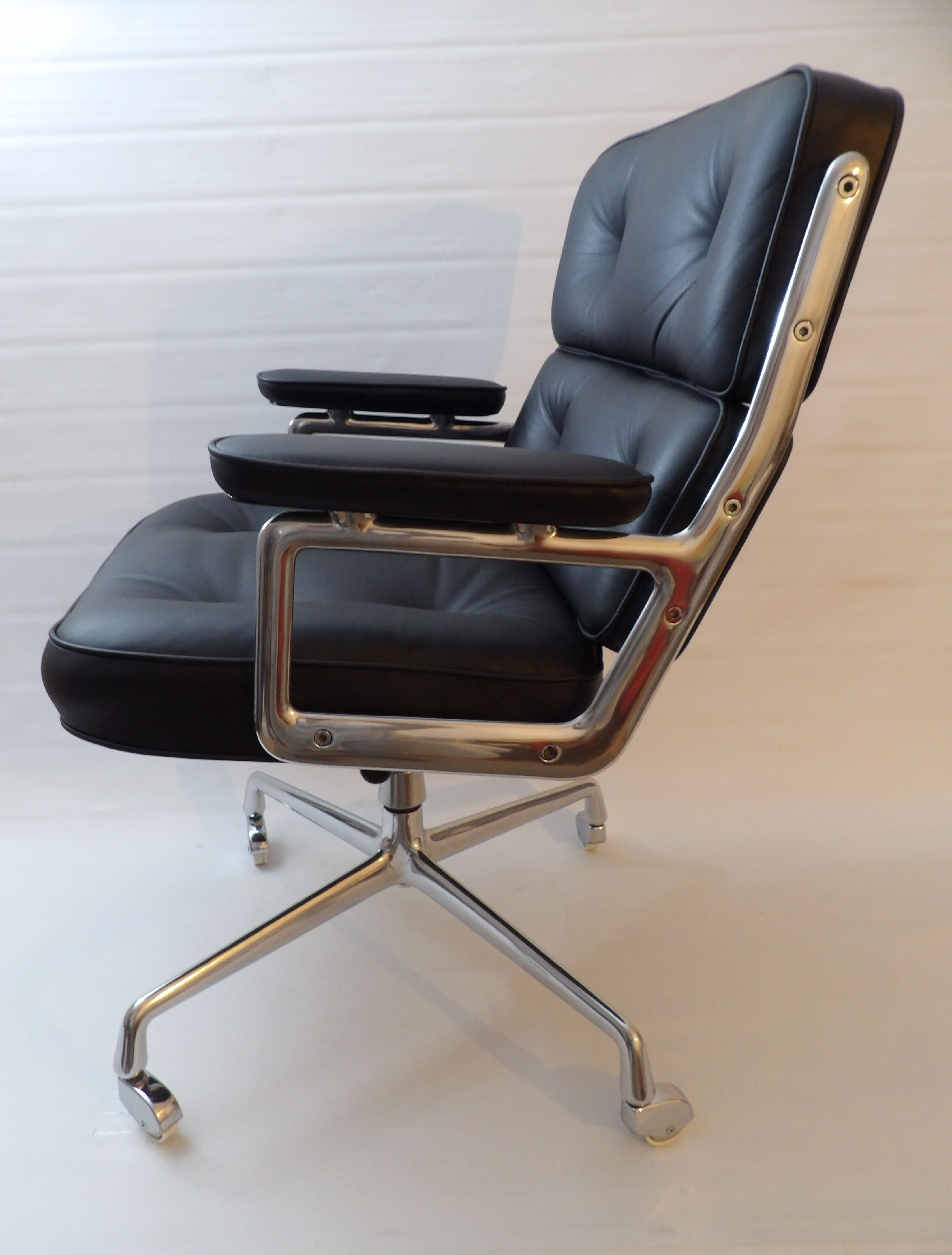 Charles Eames "Time Life" office chair edited by Herman Miller