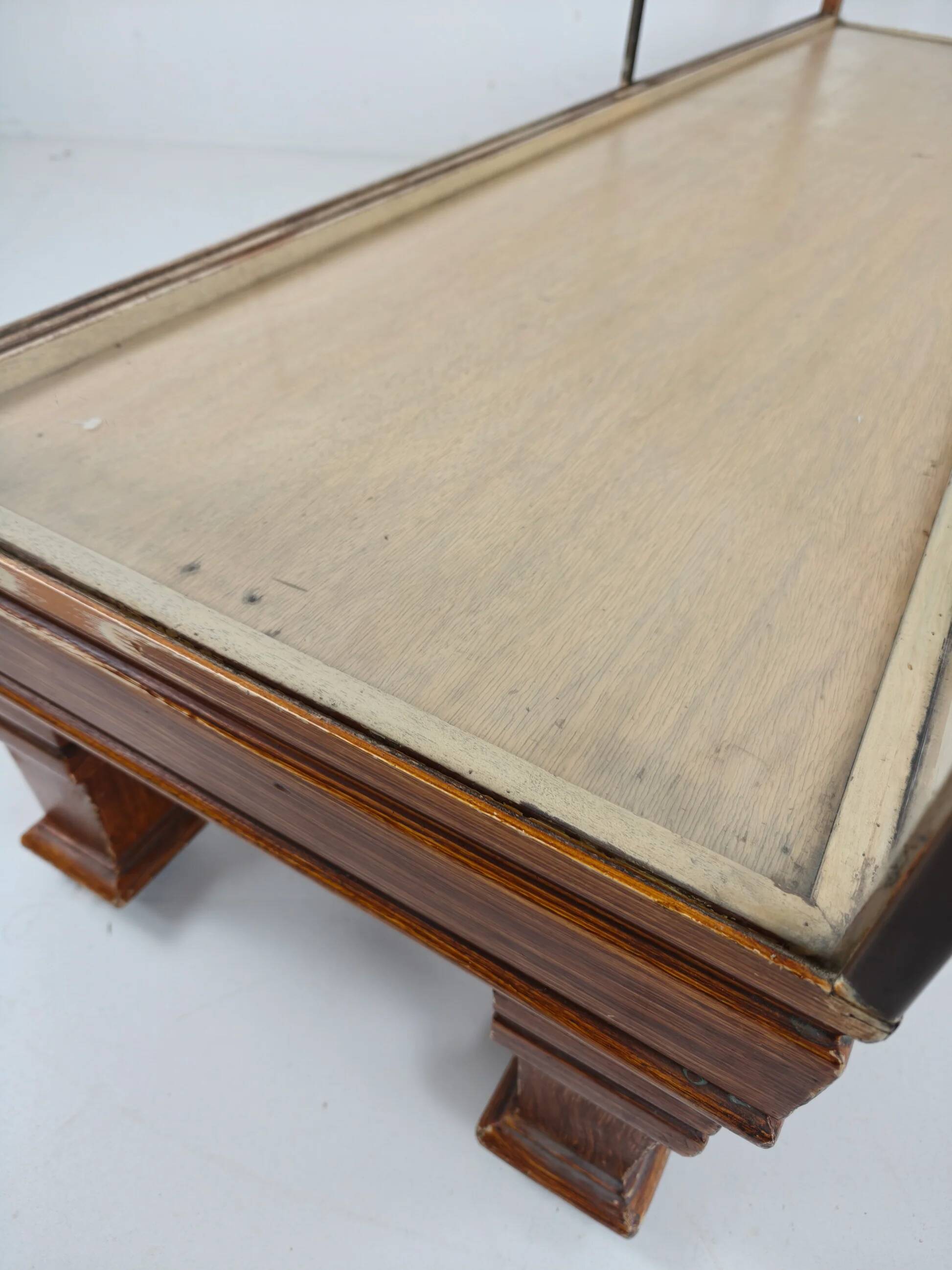 Comptoir de magasin ancien en laiton anglais – modèle étroit avec mesures en yards