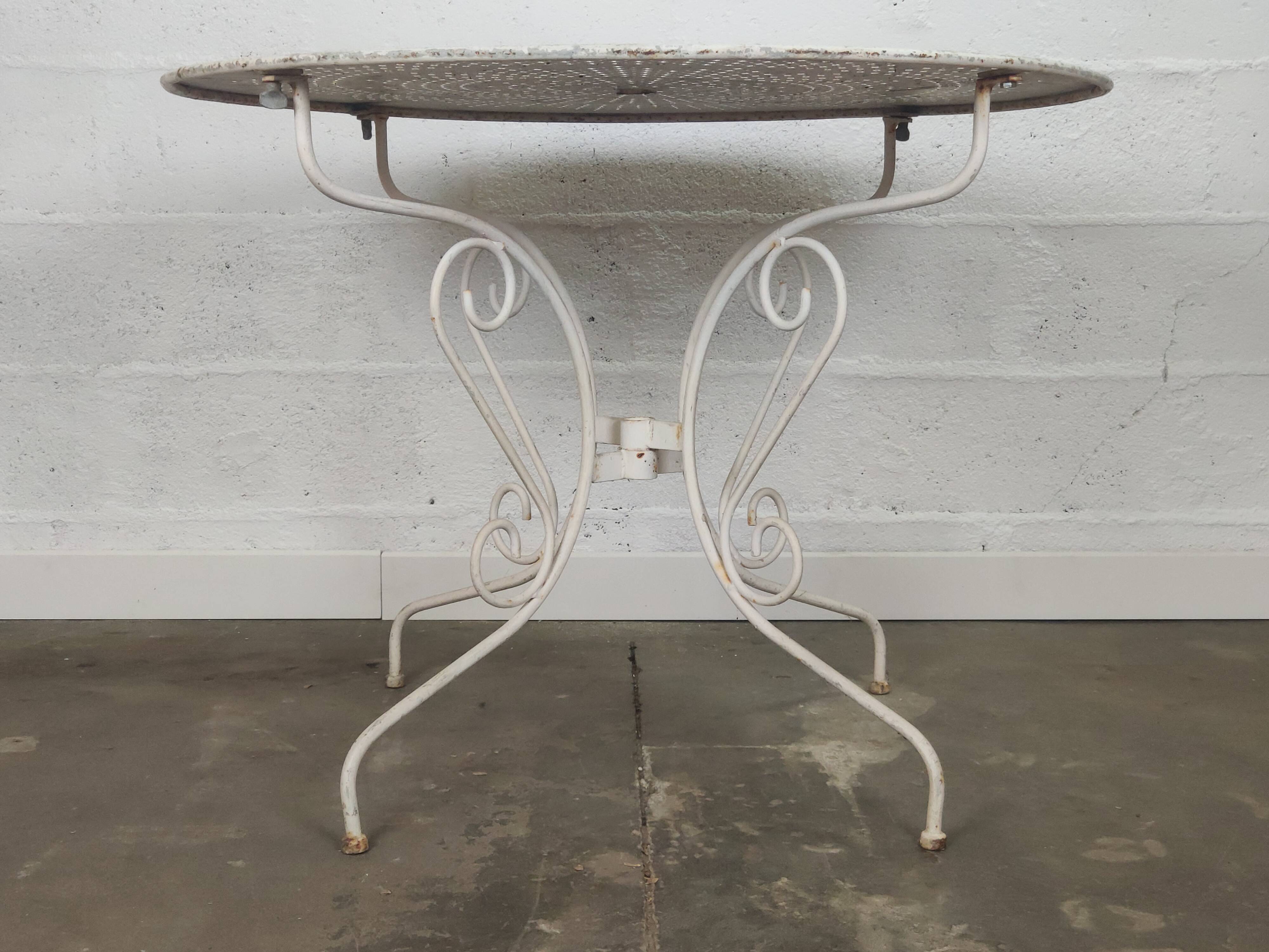 Table de jardin et chaises fer forgé blanc ancien