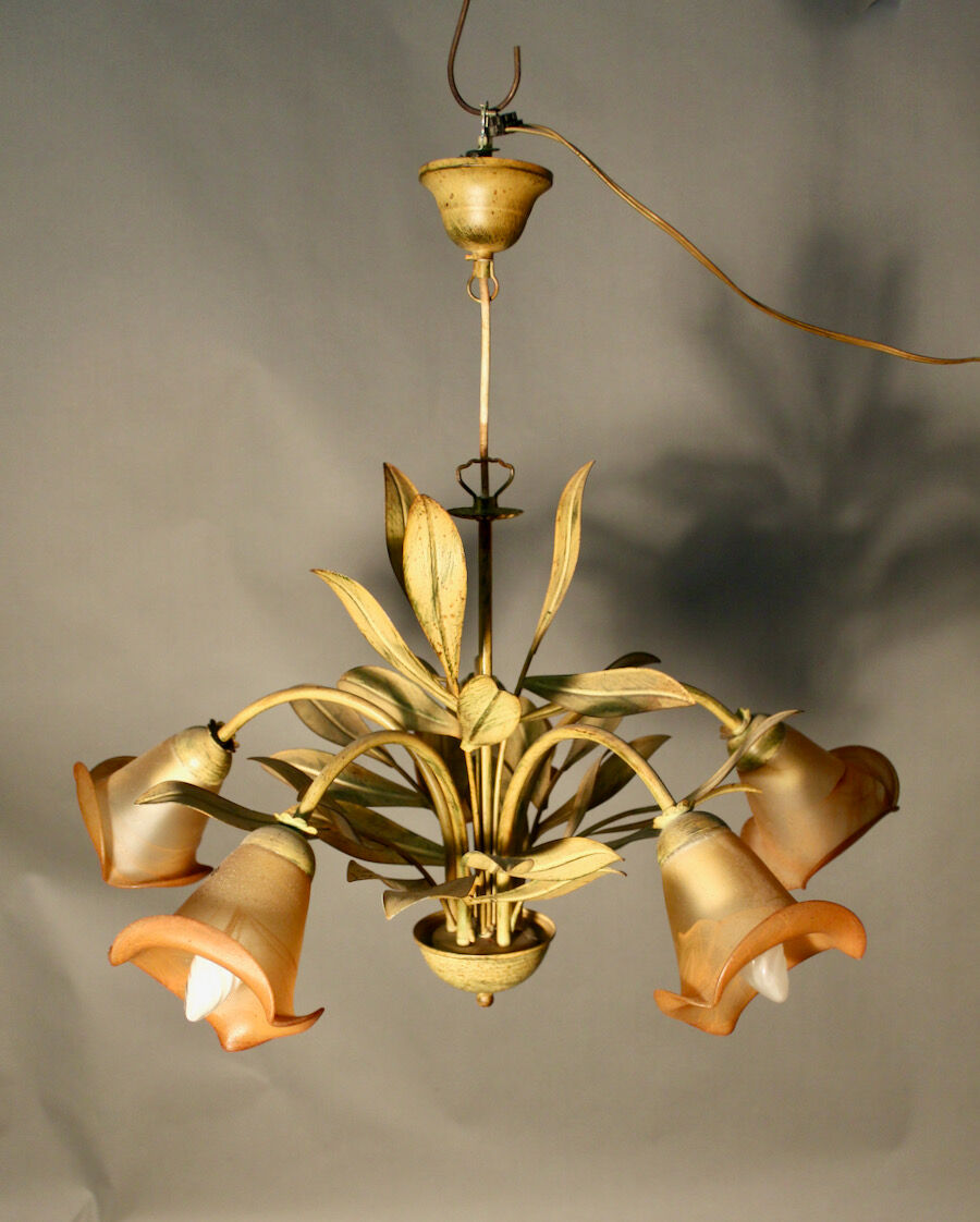 Chandelier leaf décor with 5 tulips of light
