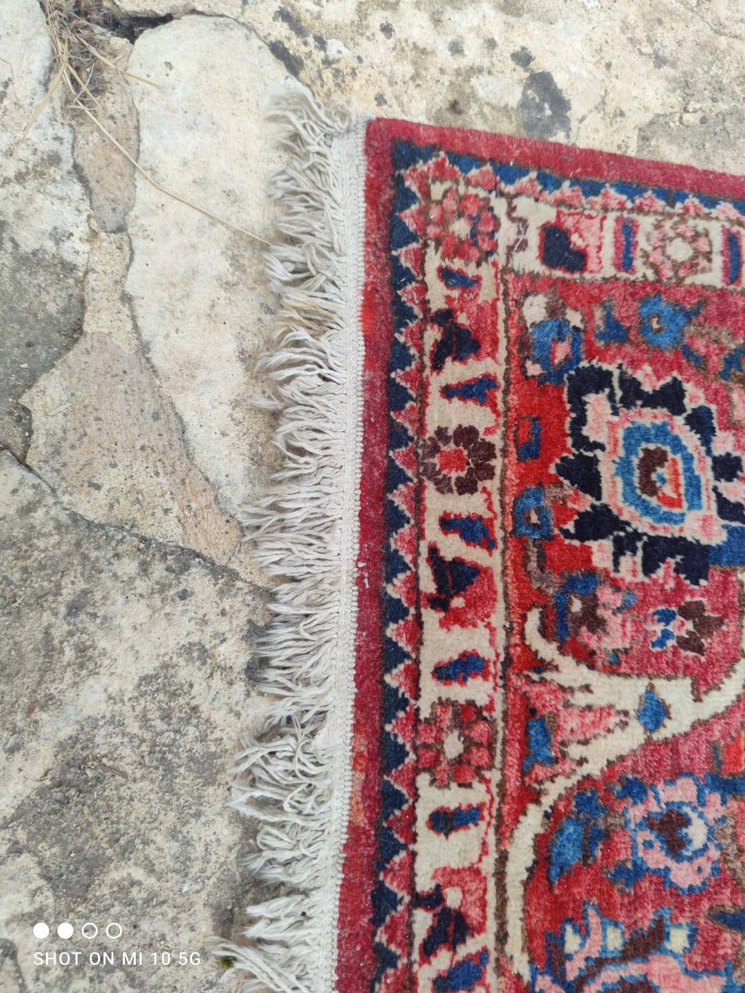 Hand-knotted Persian Kashan carpet made of pure wool.