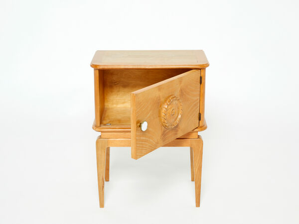Table de chevet en frêne sculpté vers 1940