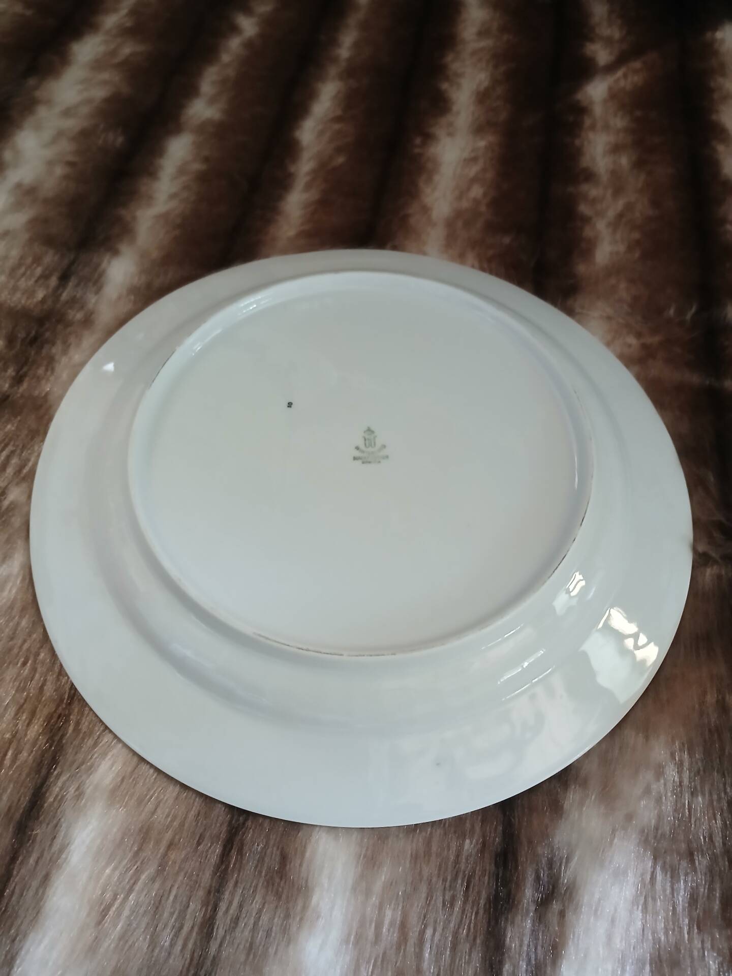 Plat ancien aux motifs années 70