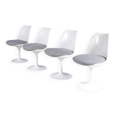 Ensemble de 4 chaises ''Tulipe'' avec des coussins en tissu gris, signées / Eero Saarinen