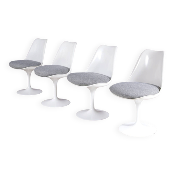 Ensemble de 4 chaises ''Tulipe'' avec des coussins en tissu gris, signées / Eero Saarinen