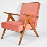 Modèle fauteuil en velours vintage Var années 1960 entièrement restauré, tissu rose, teck