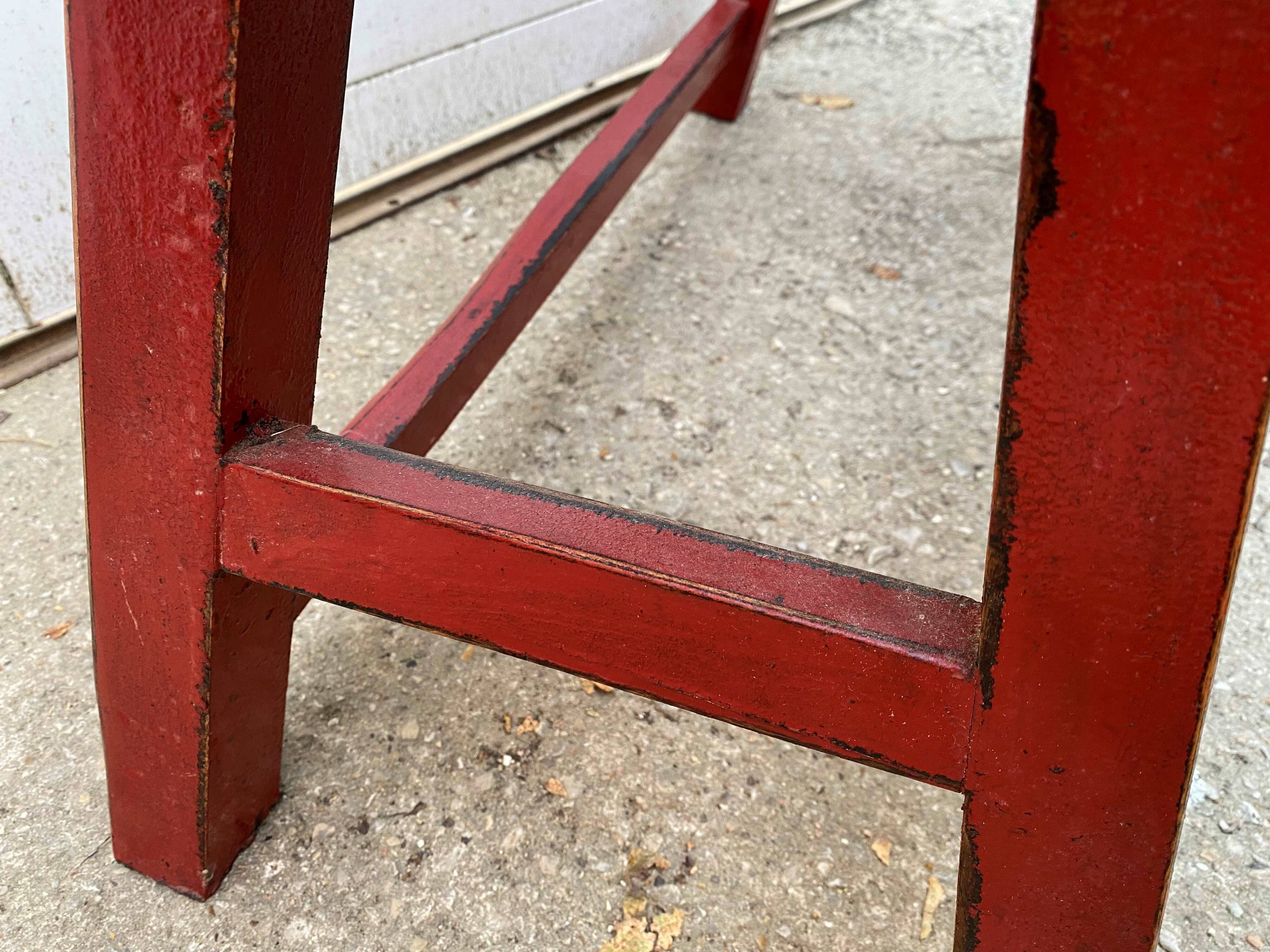 Red end of bed bench in solid wood with cracked effect Chinese style 1950