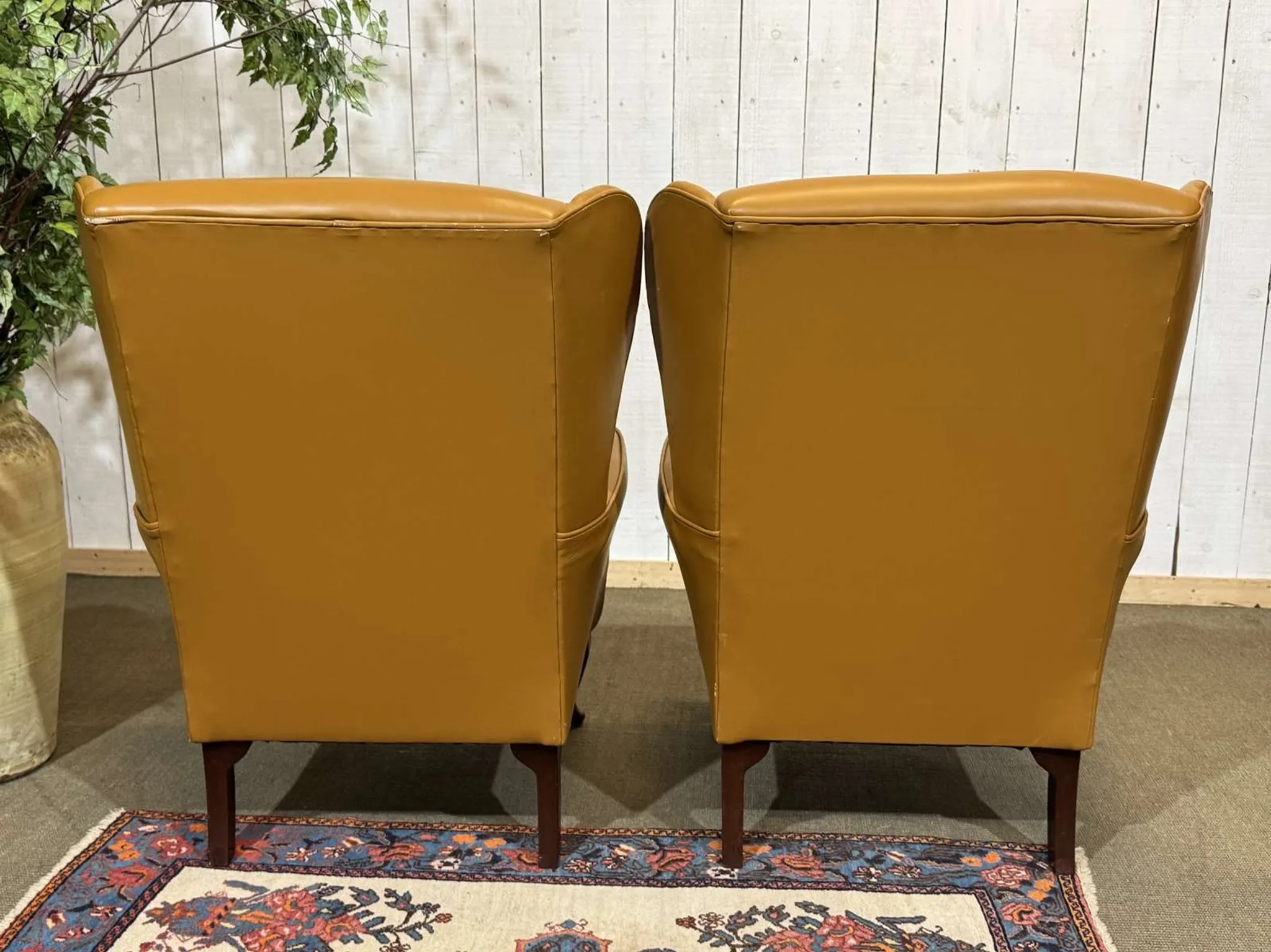 Pair of 1980s English wingback armchairs in leather.