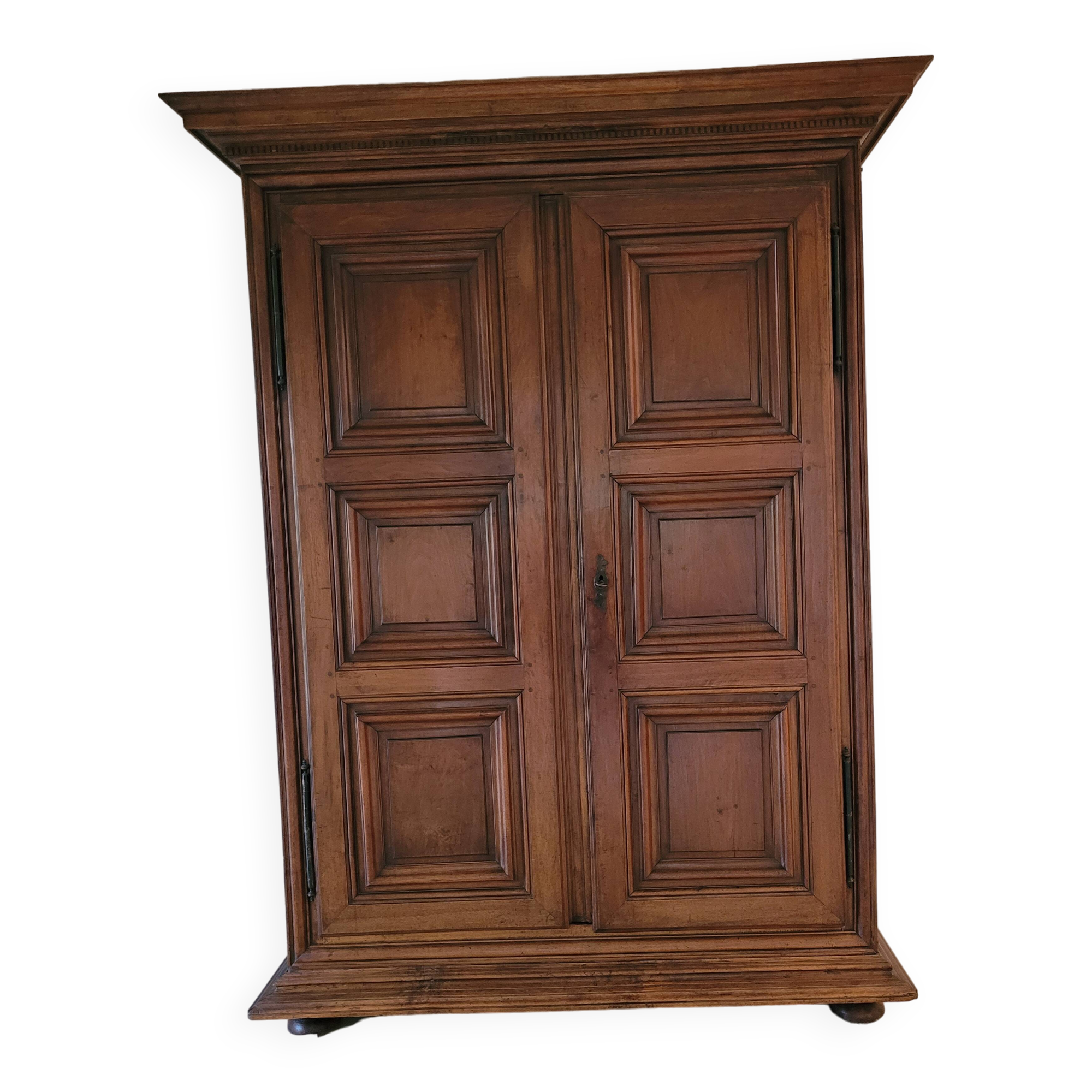 Armoire forezienne noyer massif