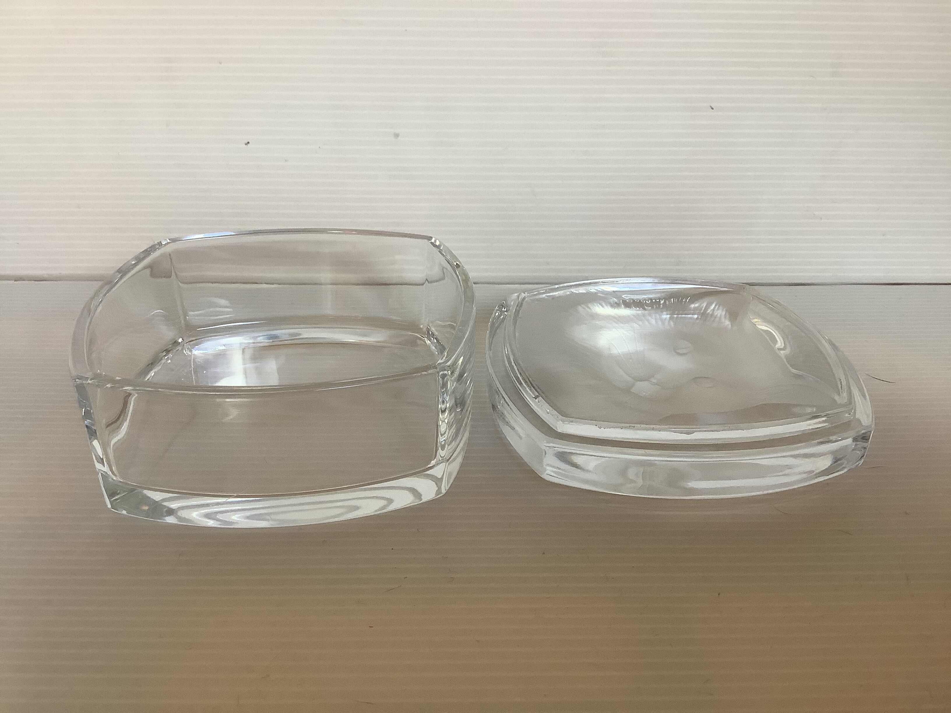 Box with an Arques crystal cat