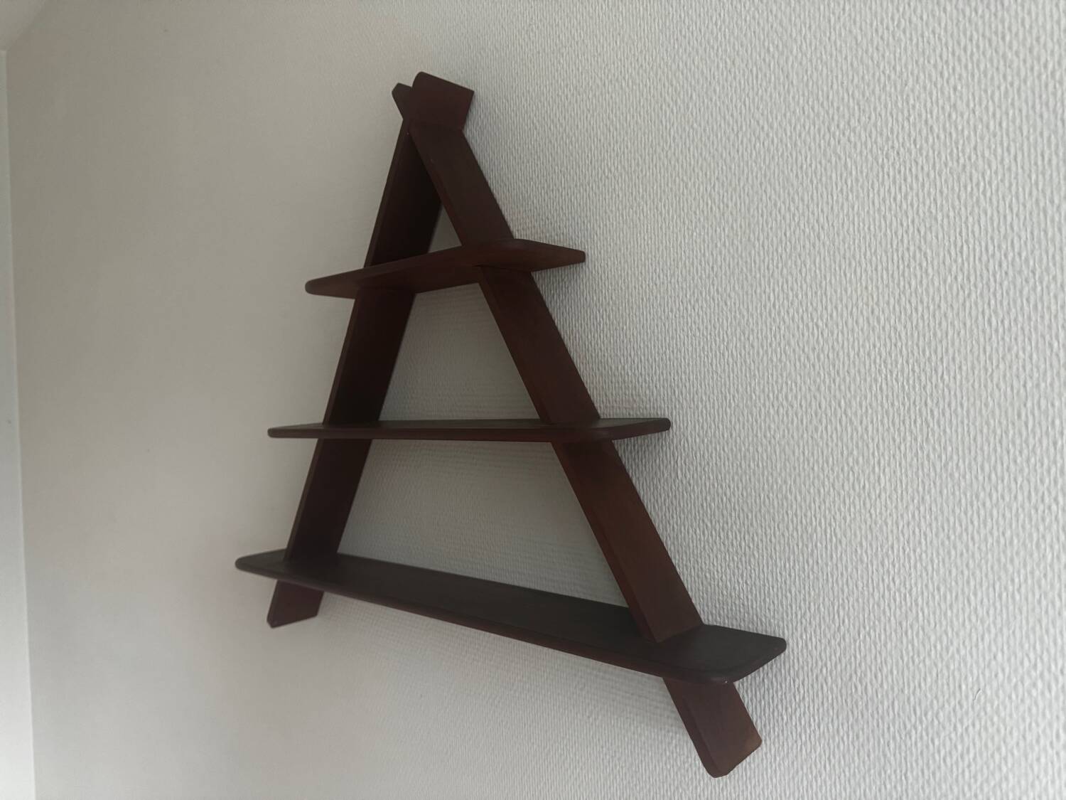 Etagère murale triangulaire en teck
